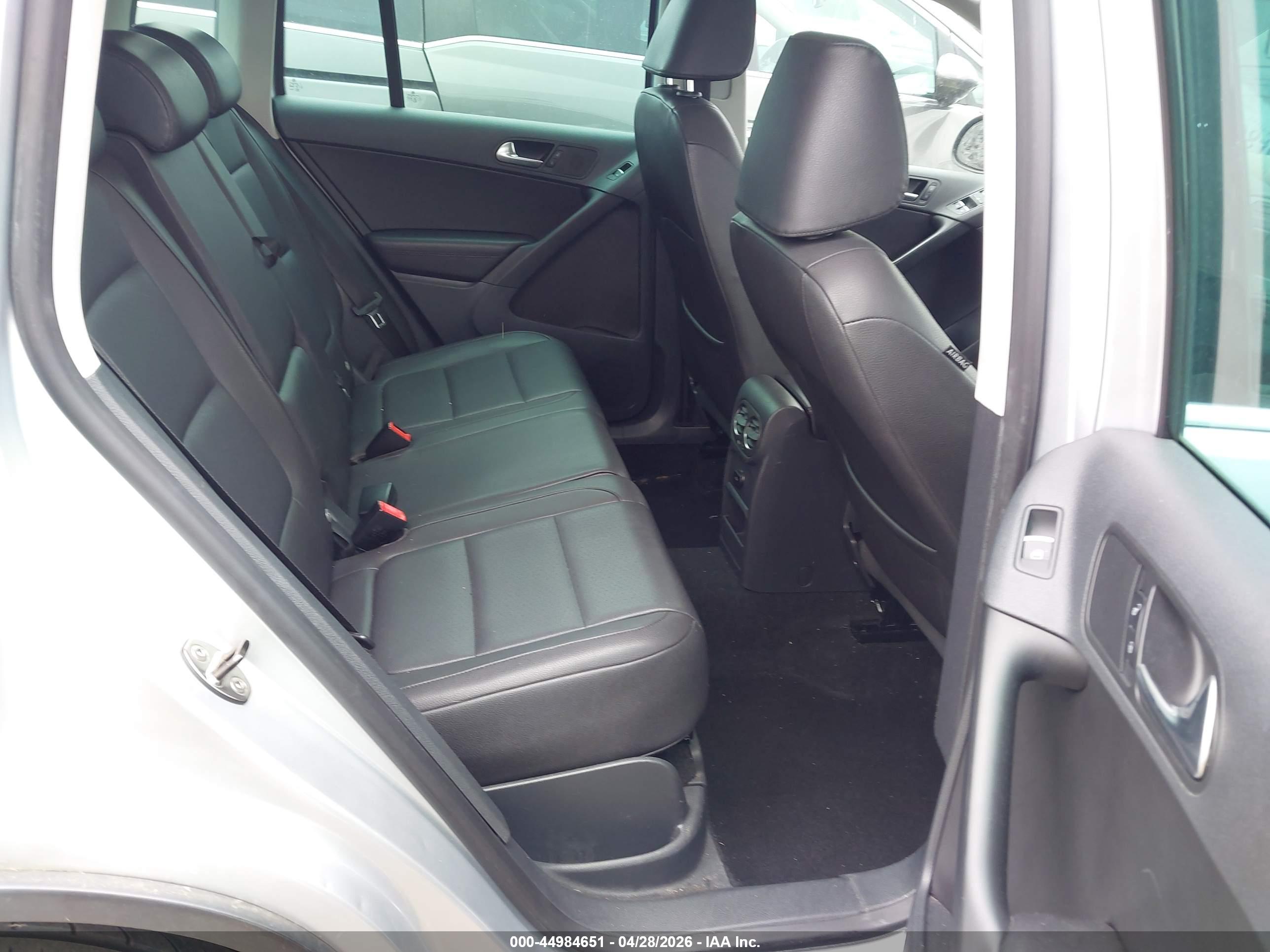 VOLKSWAGEN TIGUAN image 8