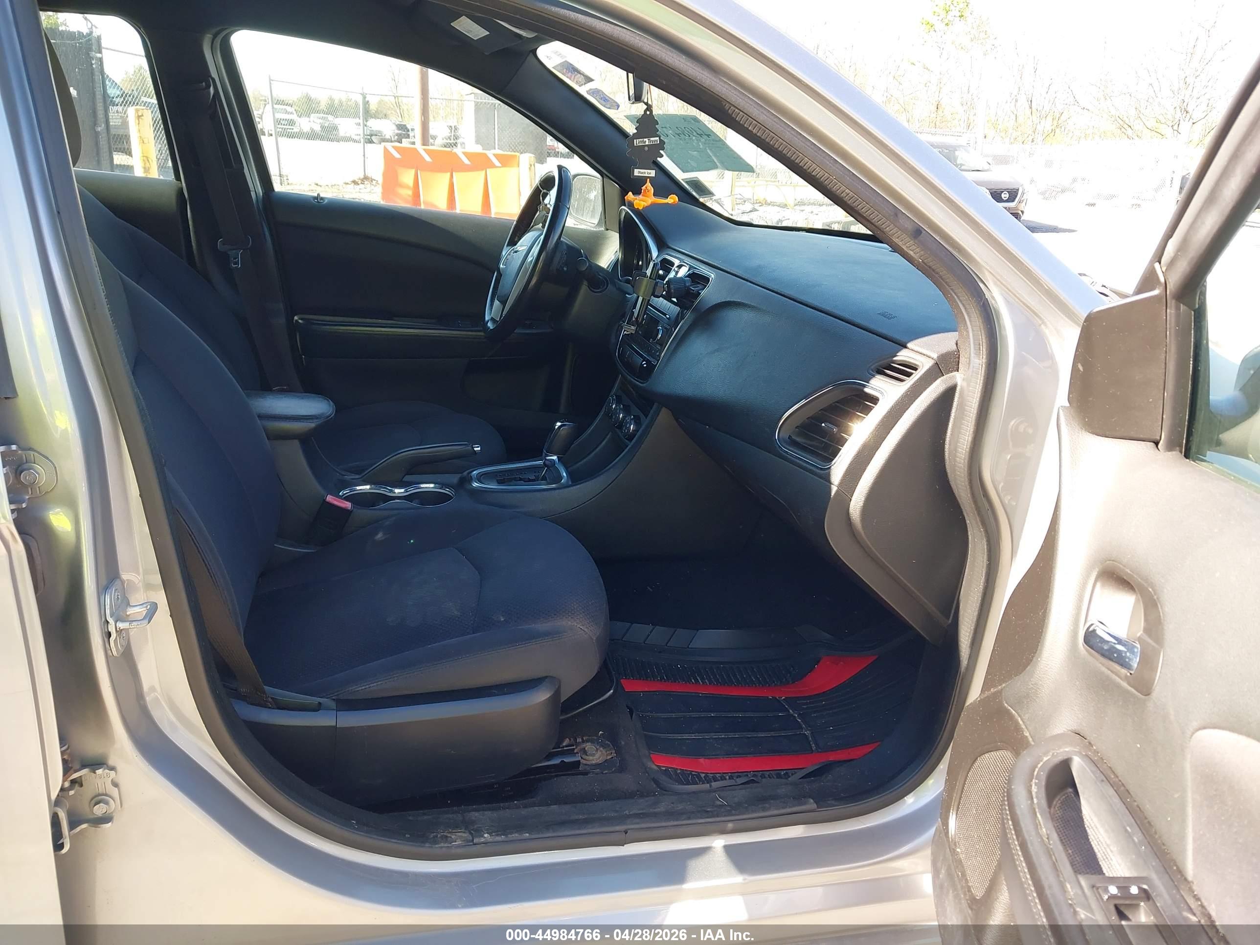 CHRYSLER 200 image 5