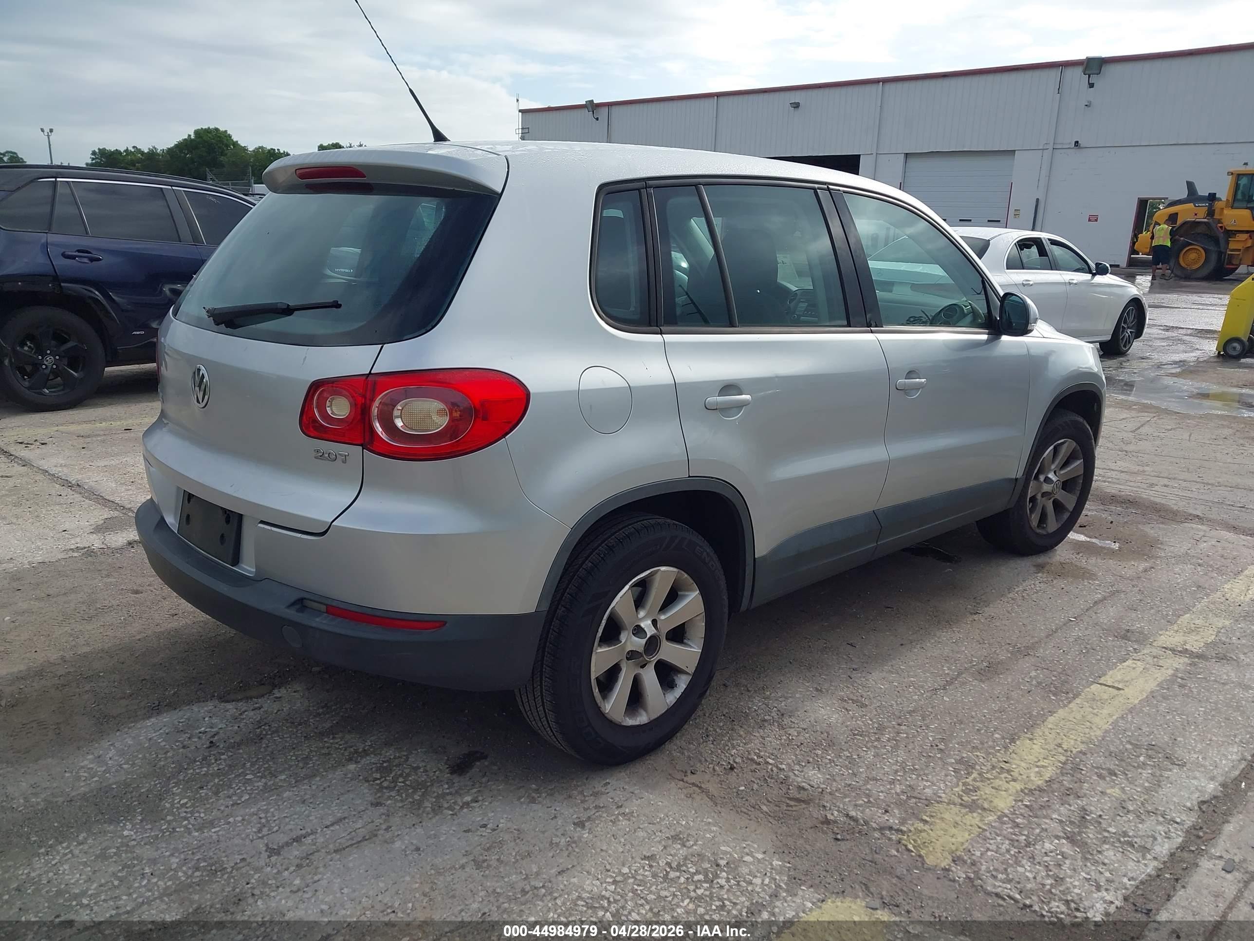 VOLKSWAGEN TIGUAN image 4