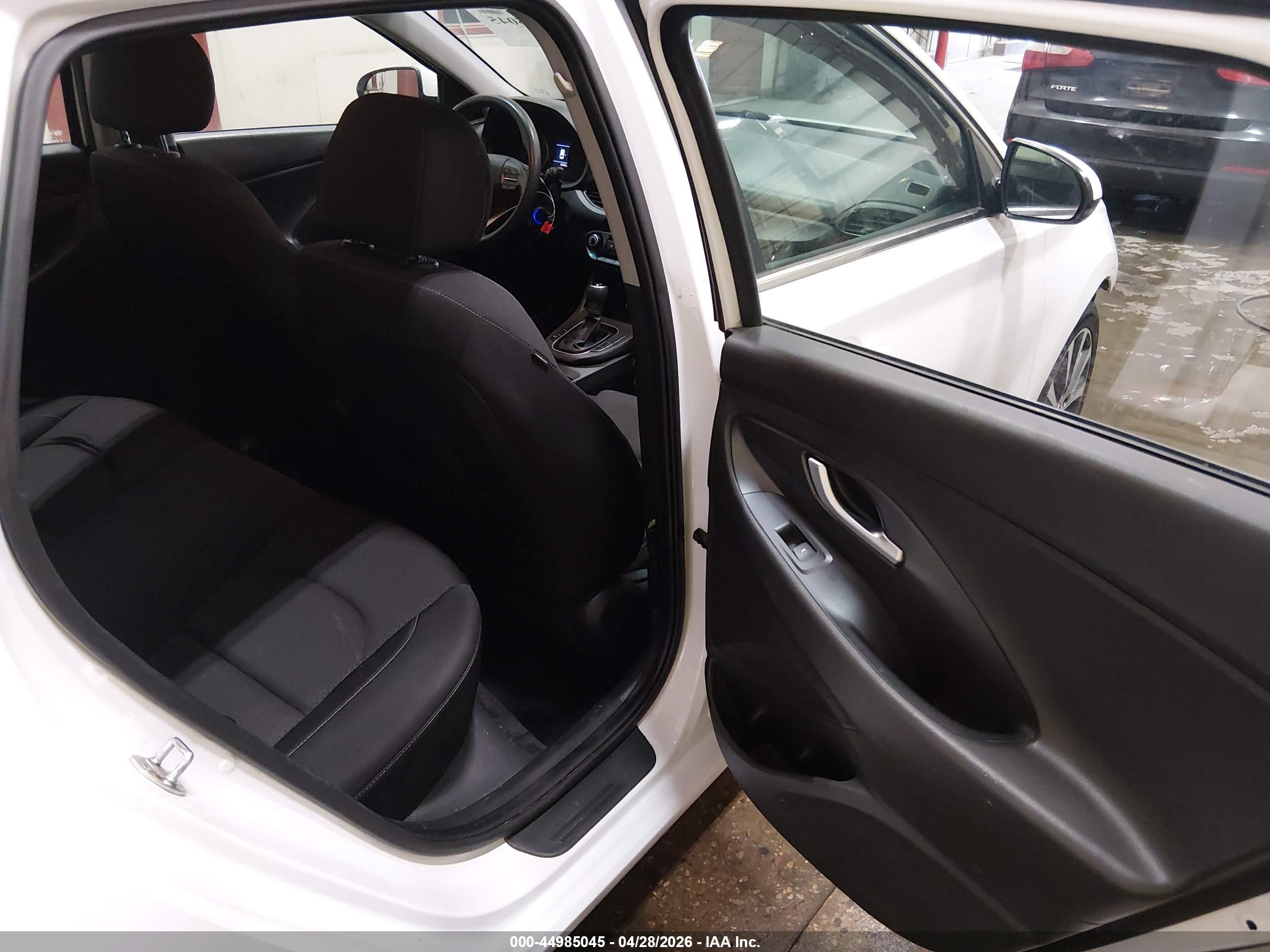 HYUNDAI ELANTRA image 8
