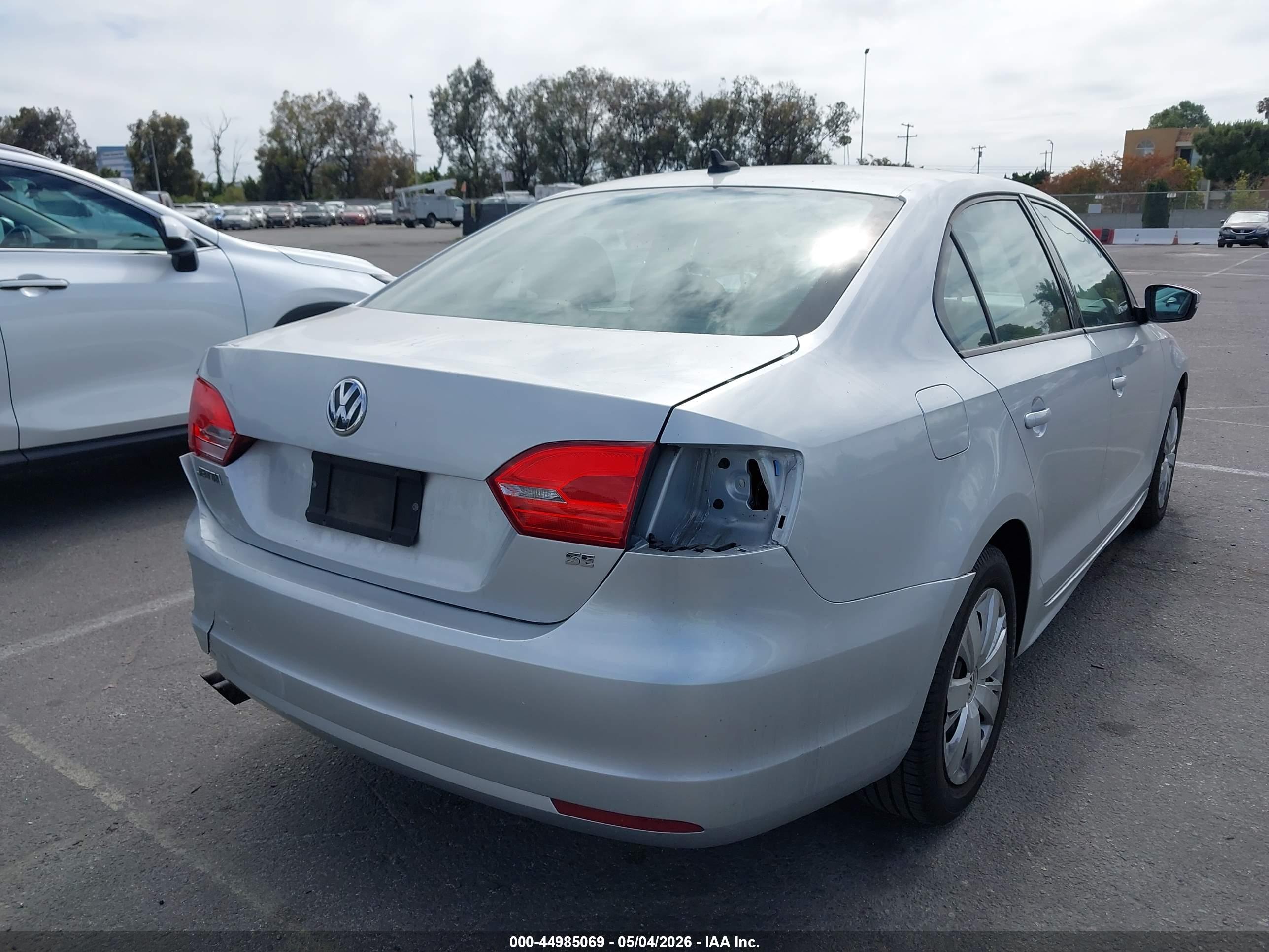 VOLKSWAGEN JETTA image 4