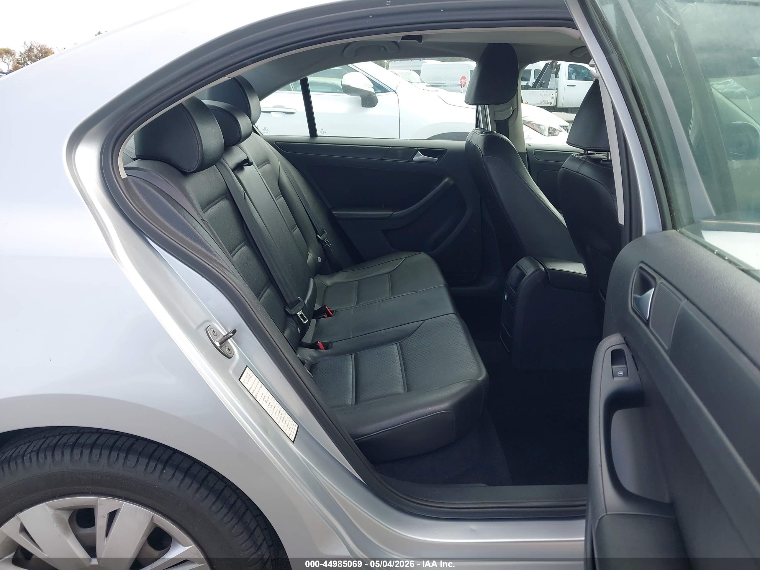 VOLKSWAGEN JETTA image 8