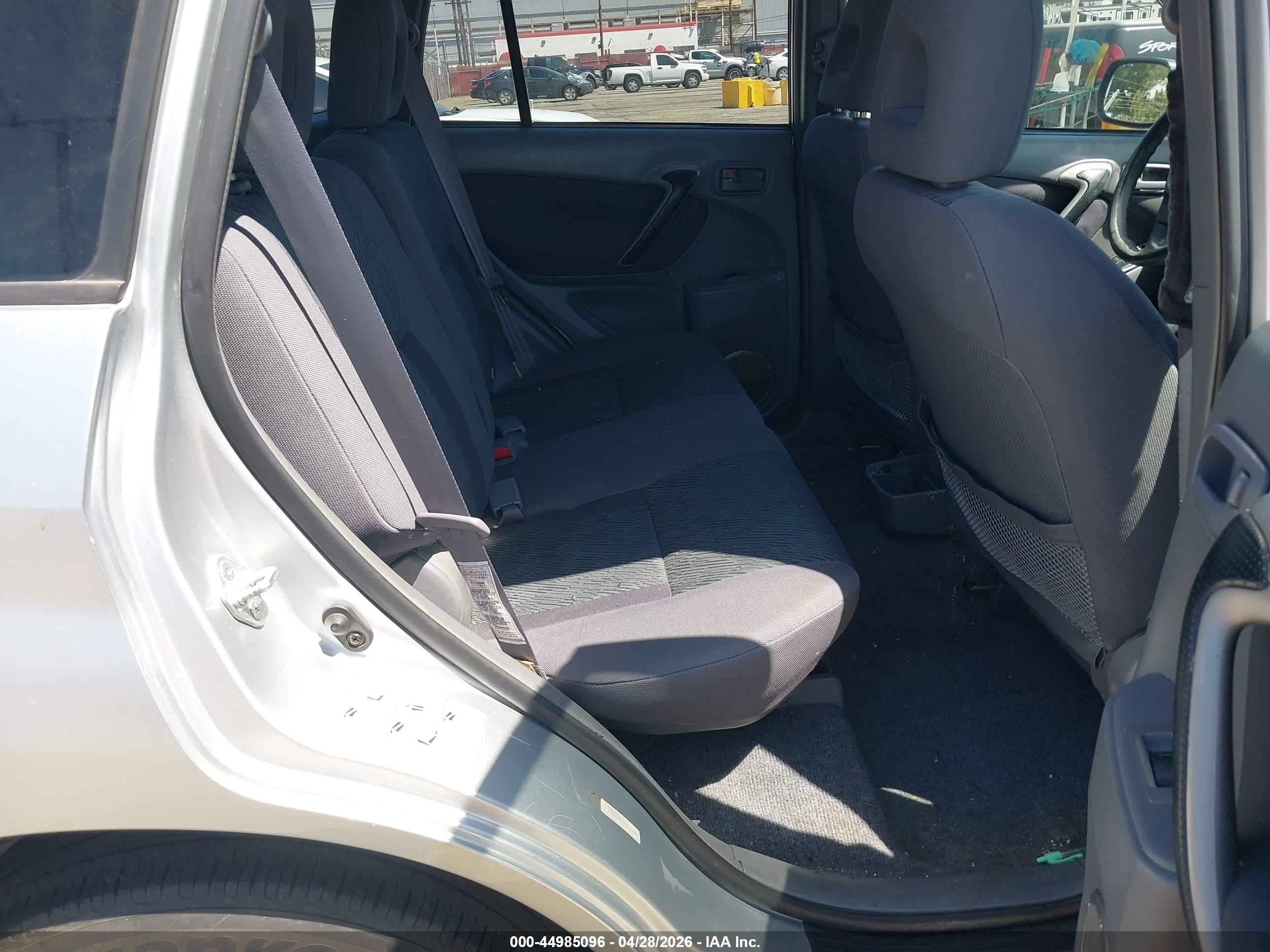 TOYOTA RAV4 image 8