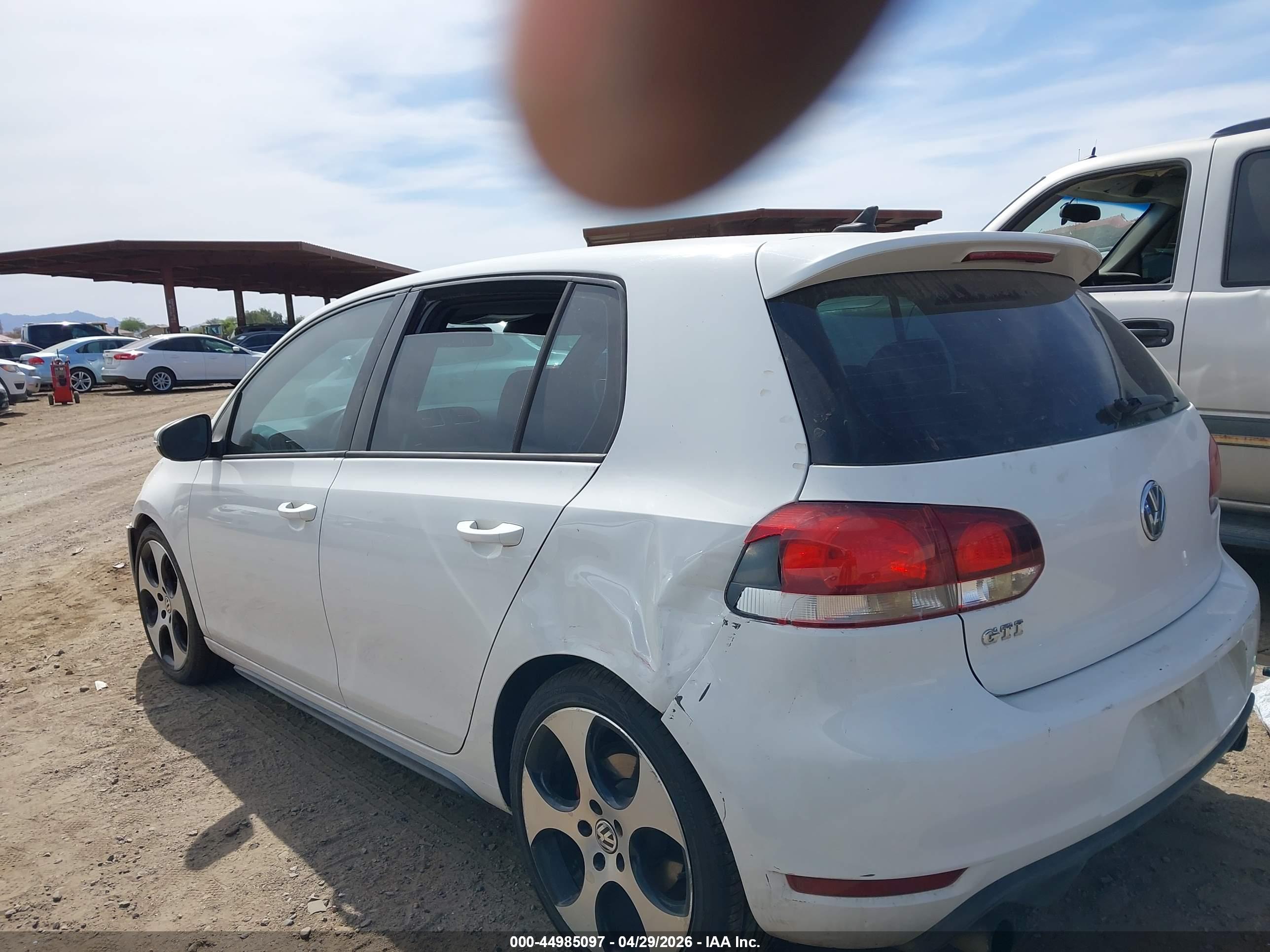 VOLKSWAGEN GTI image 3