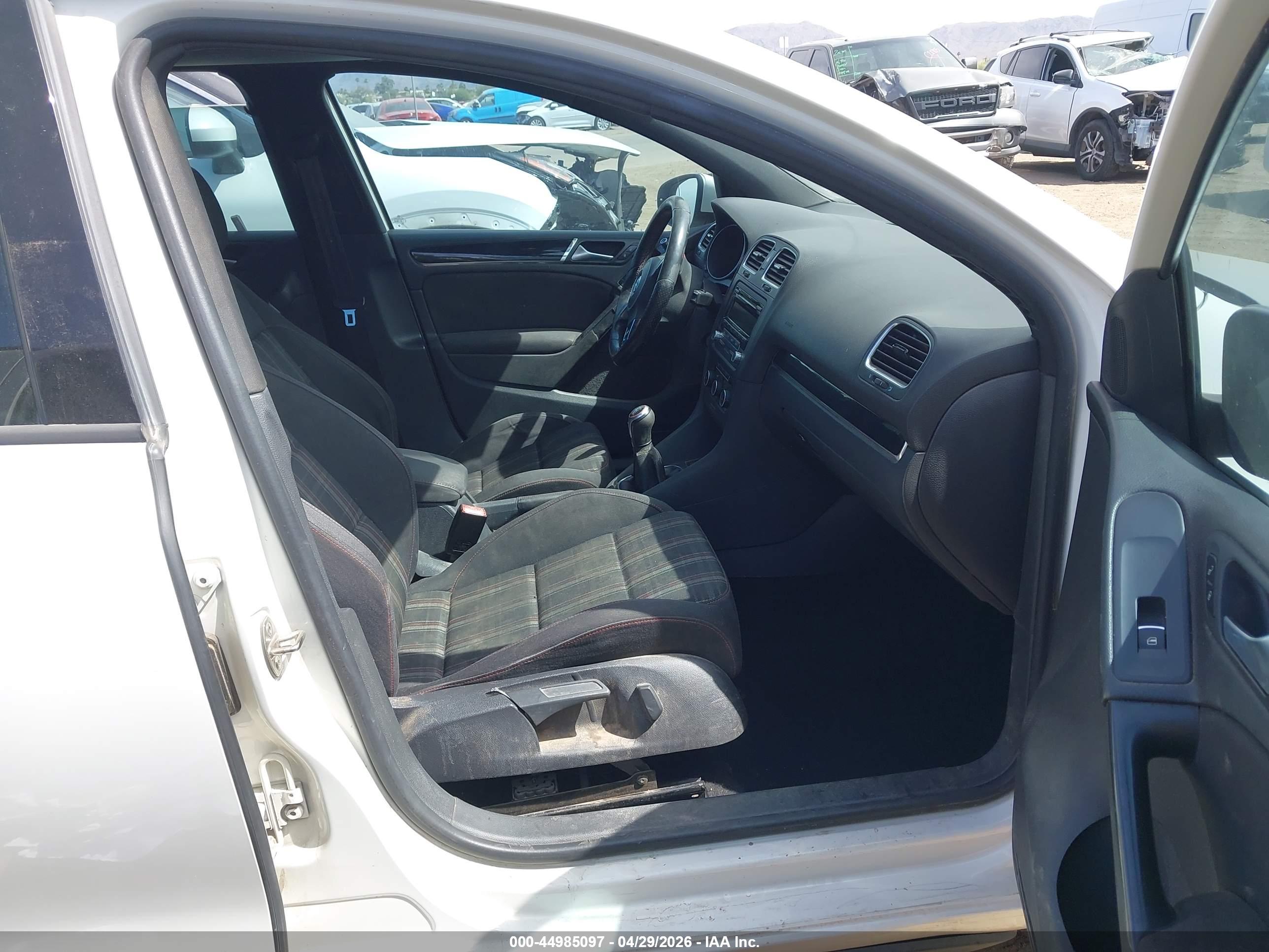 VOLKSWAGEN GTI image 5