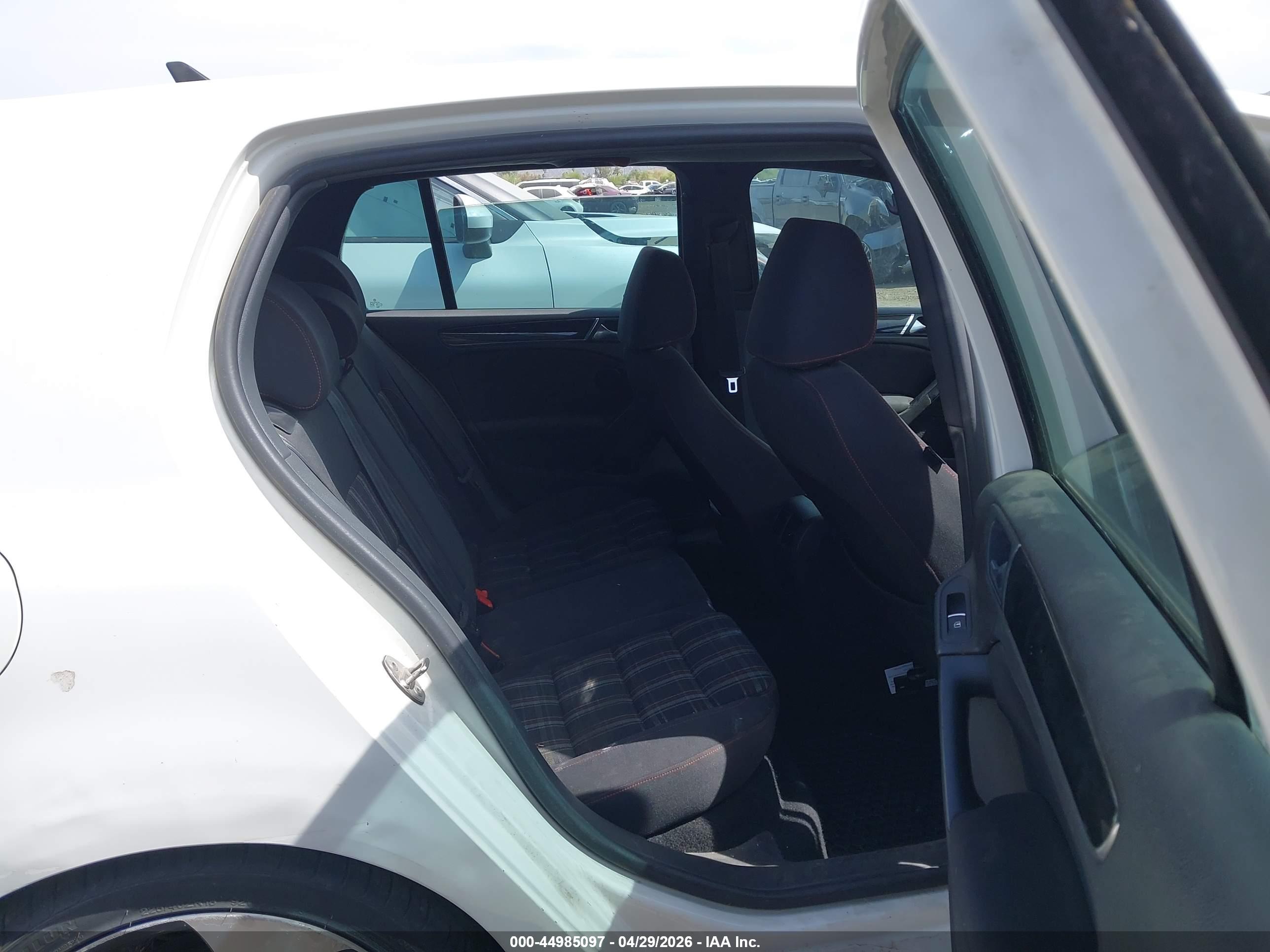 VOLKSWAGEN GTI image 8