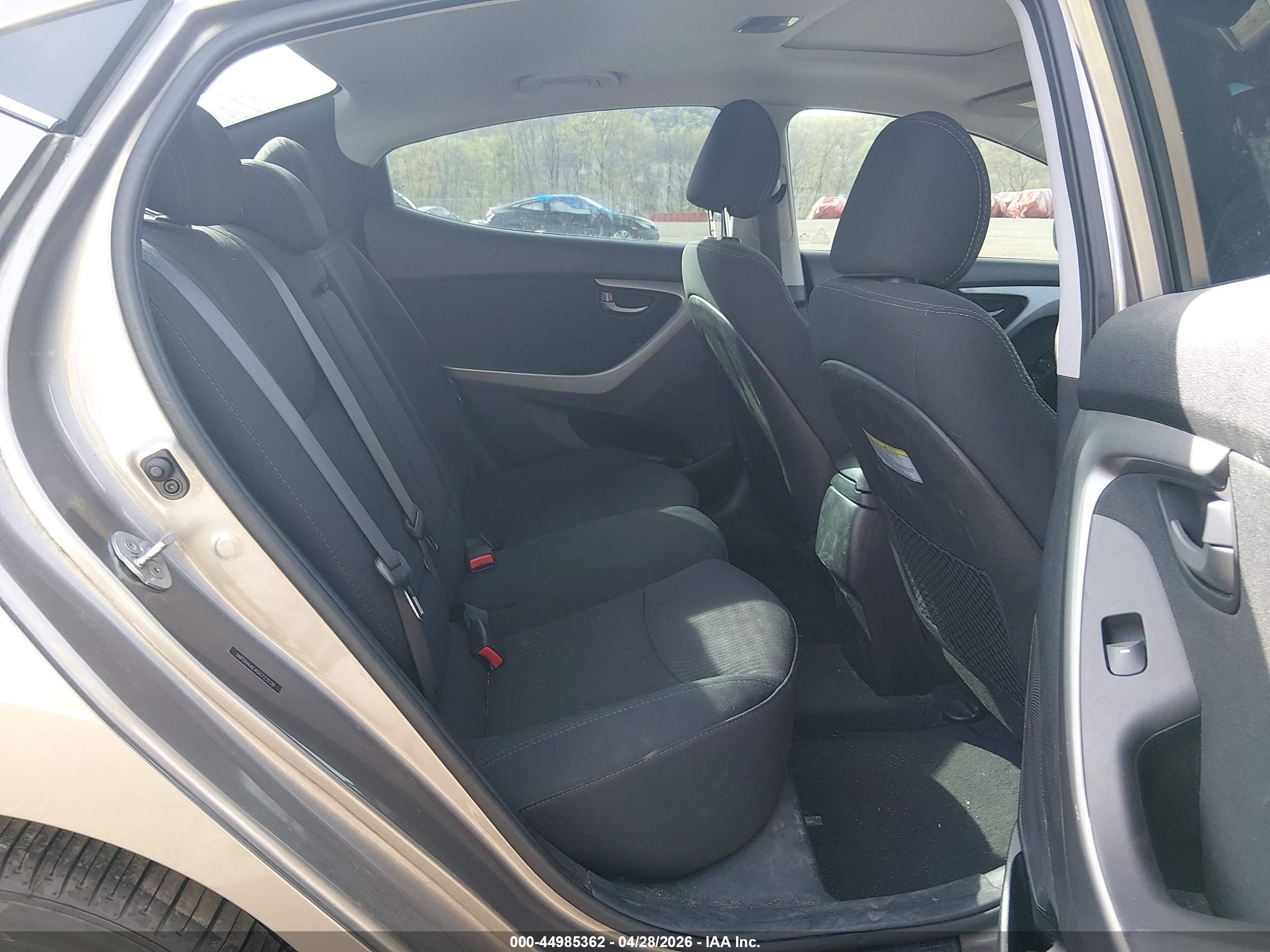 HYUNDAI ELANTRA image 8