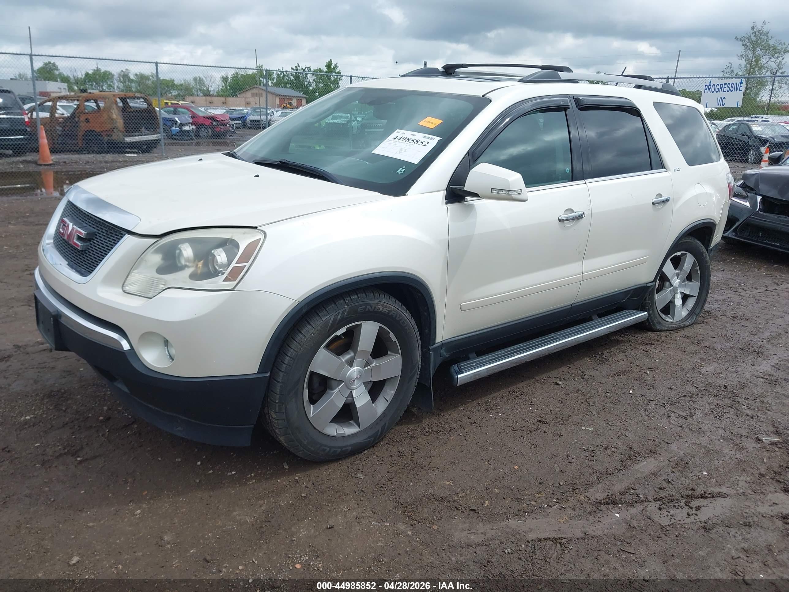 GMC ACADIA image 2