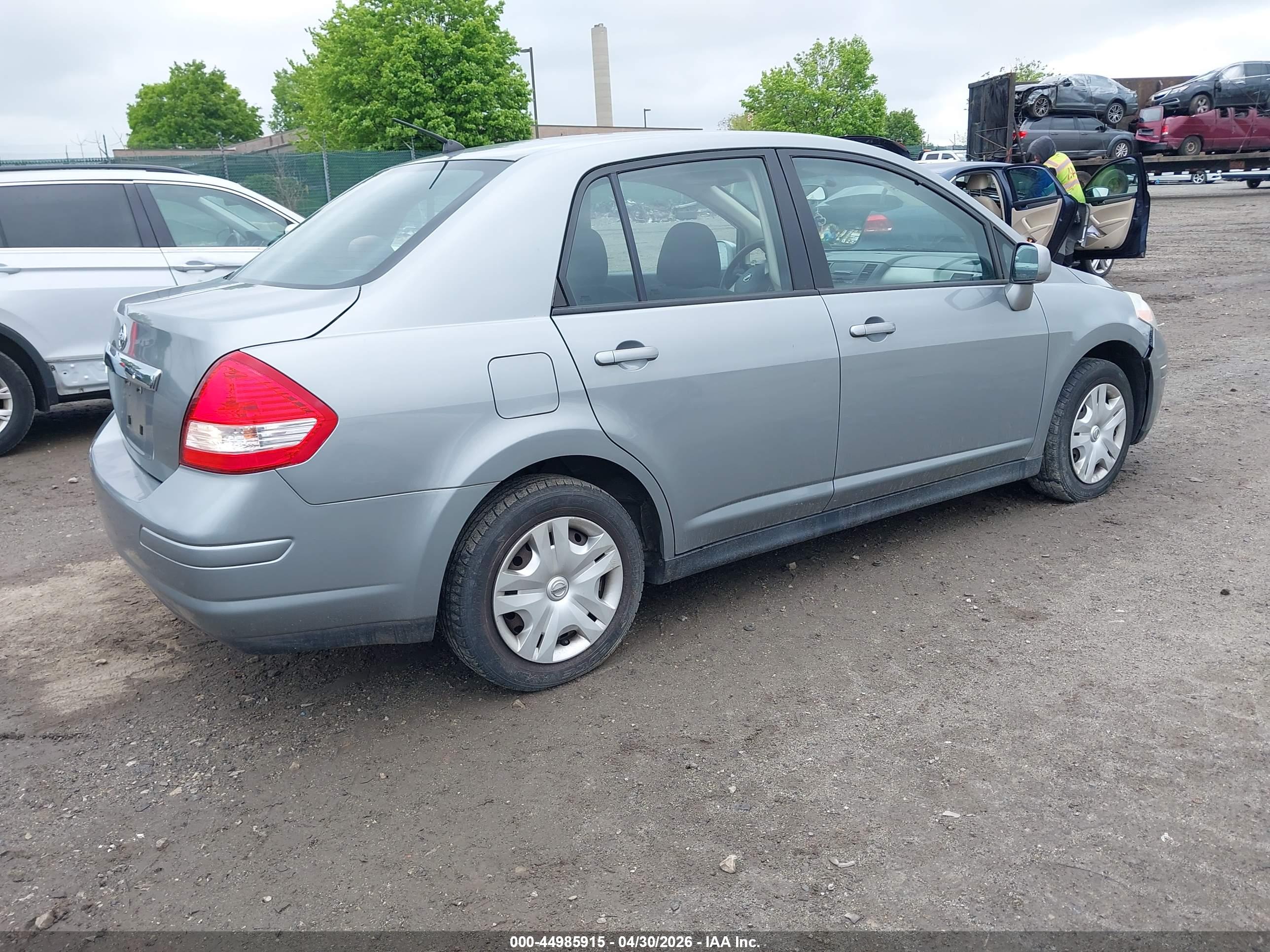 NISSAN VERSA image 4