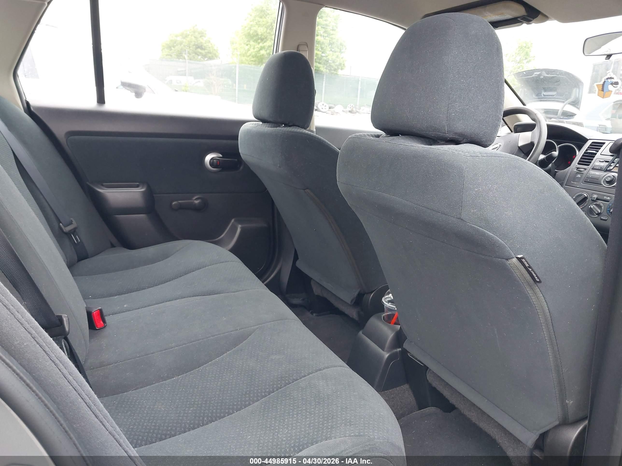 NISSAN VERSA image 8