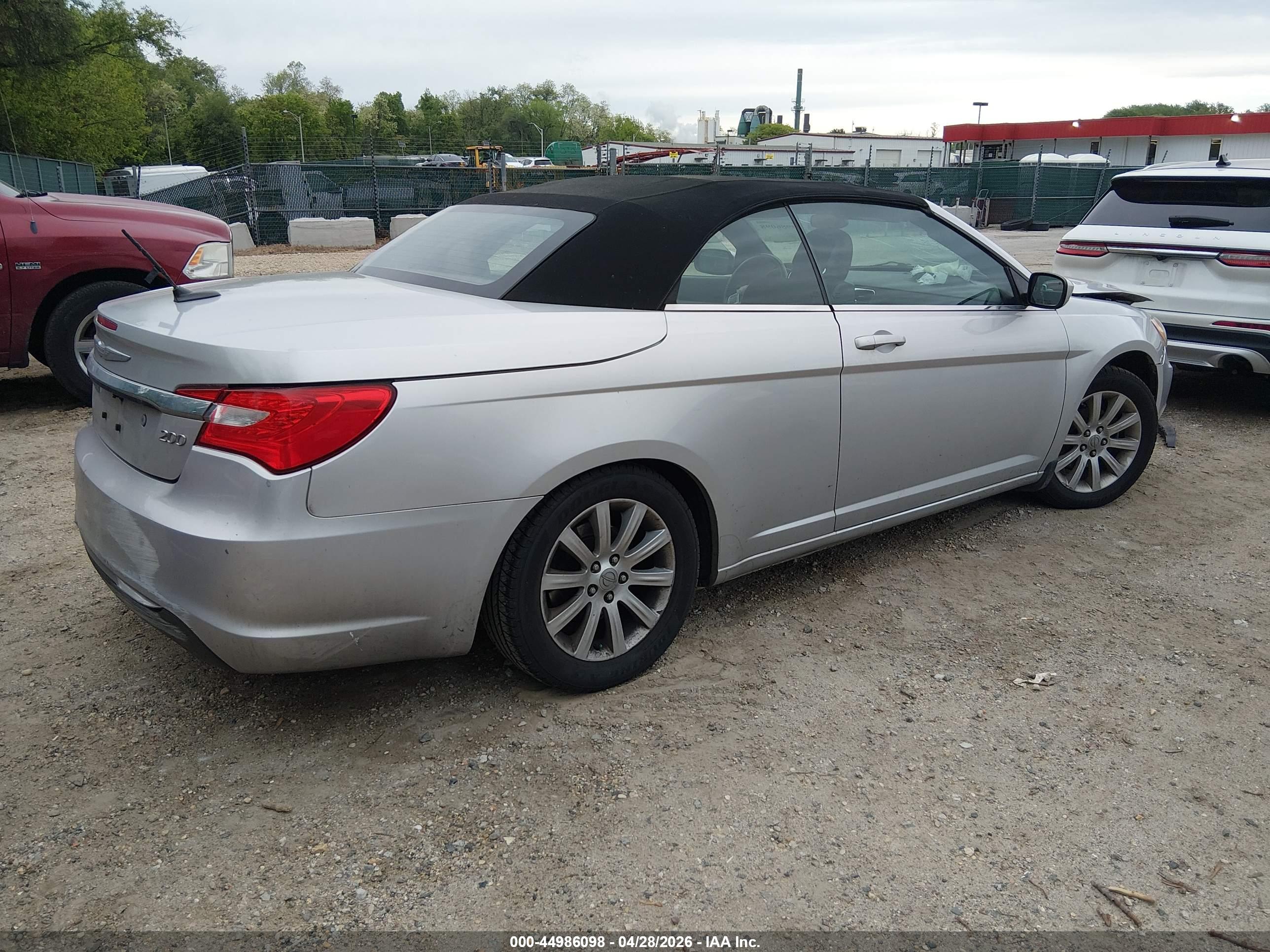 CHRYSLER 200 image 4