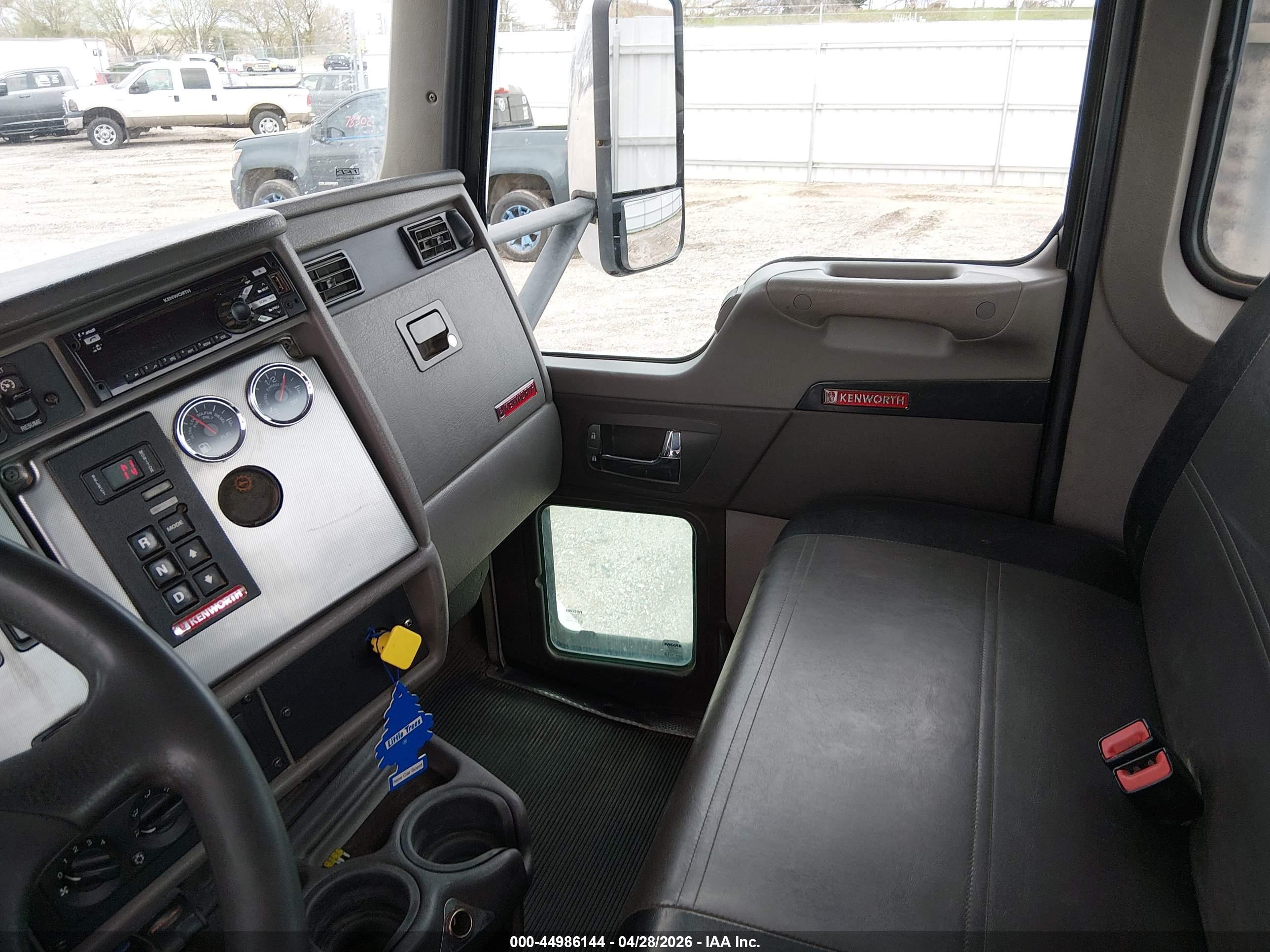 KENWORTH T3 image 7