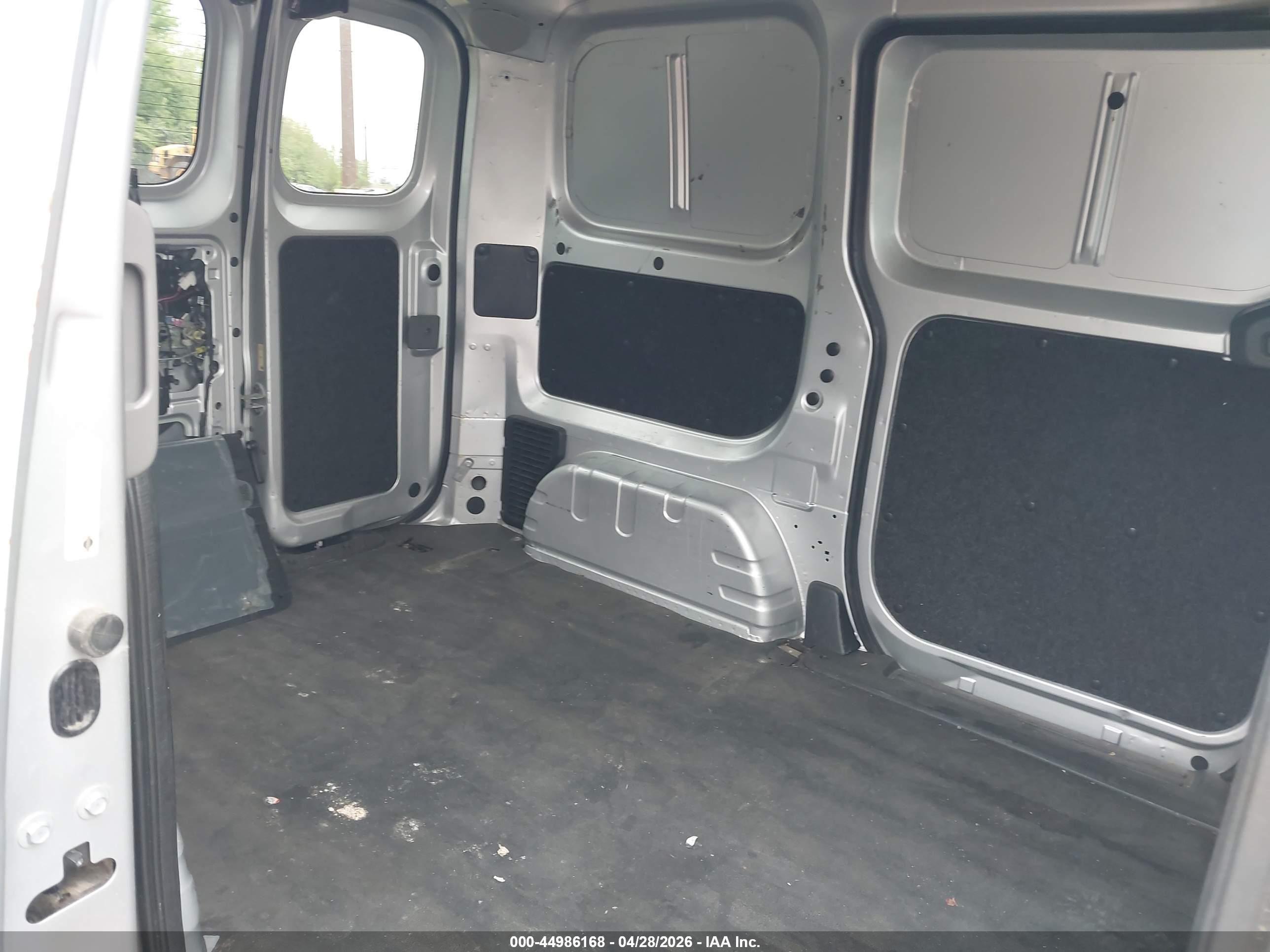 NISSAN NV200 image 8