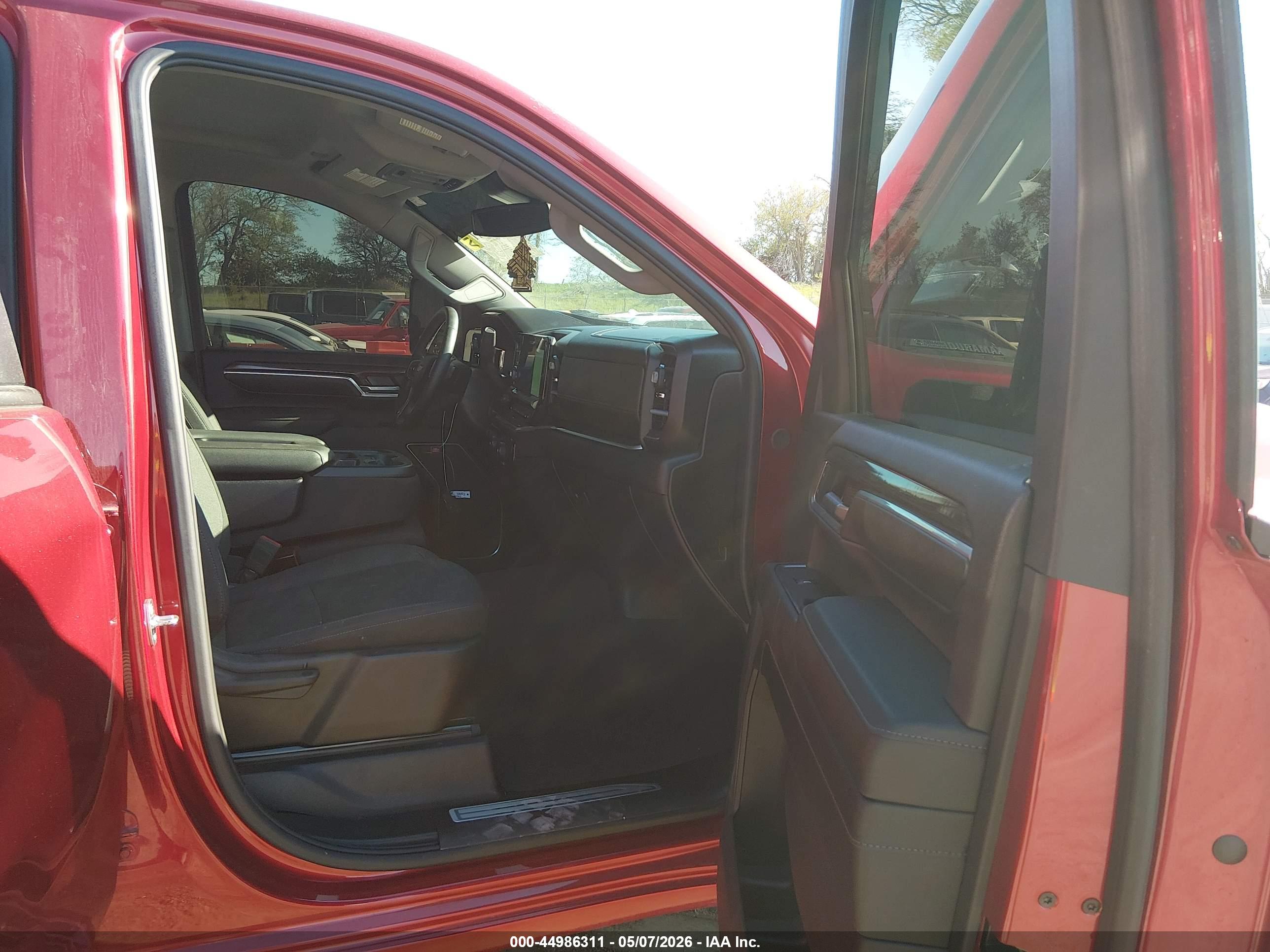 CHEVROLET SILVERADO image 5