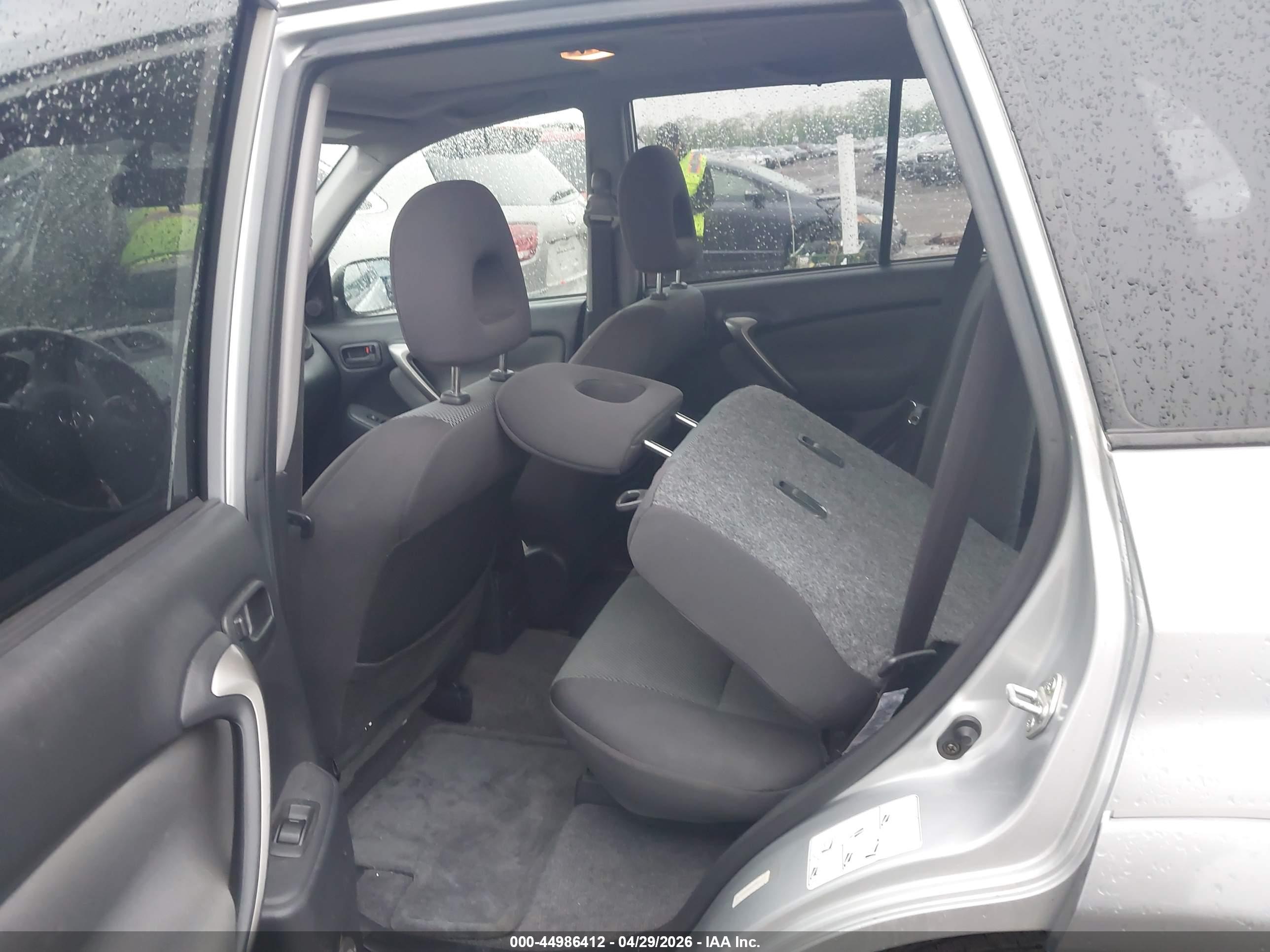 TOYOTA RAV4 image 8