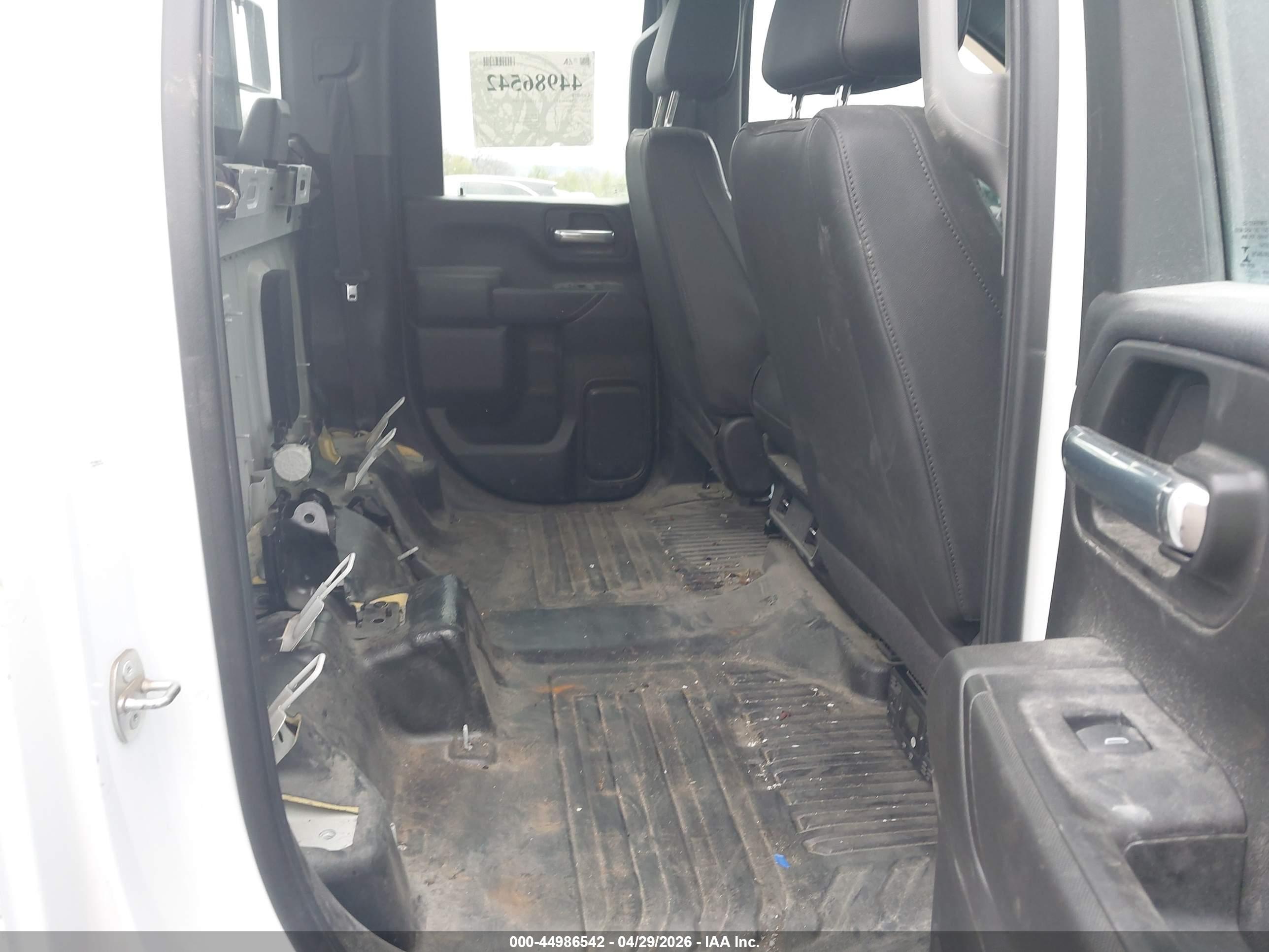 CHEVROLET SILVERADO image 8