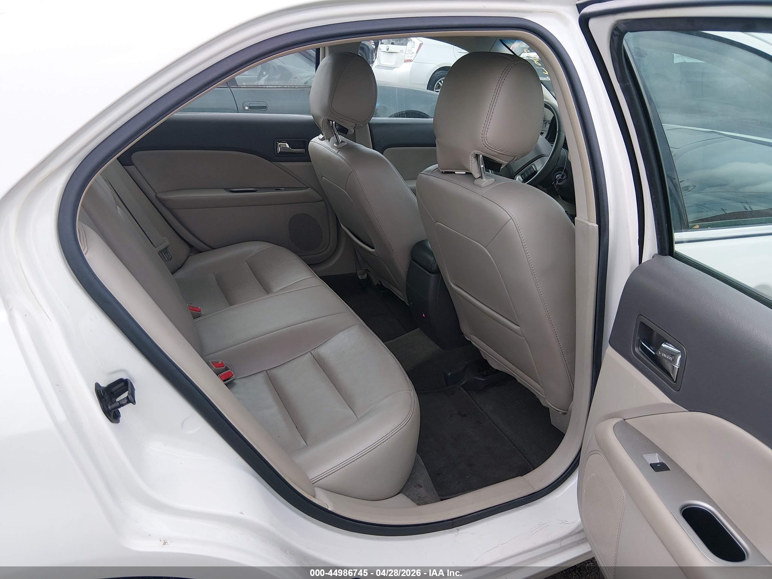FORD FUSION image 8