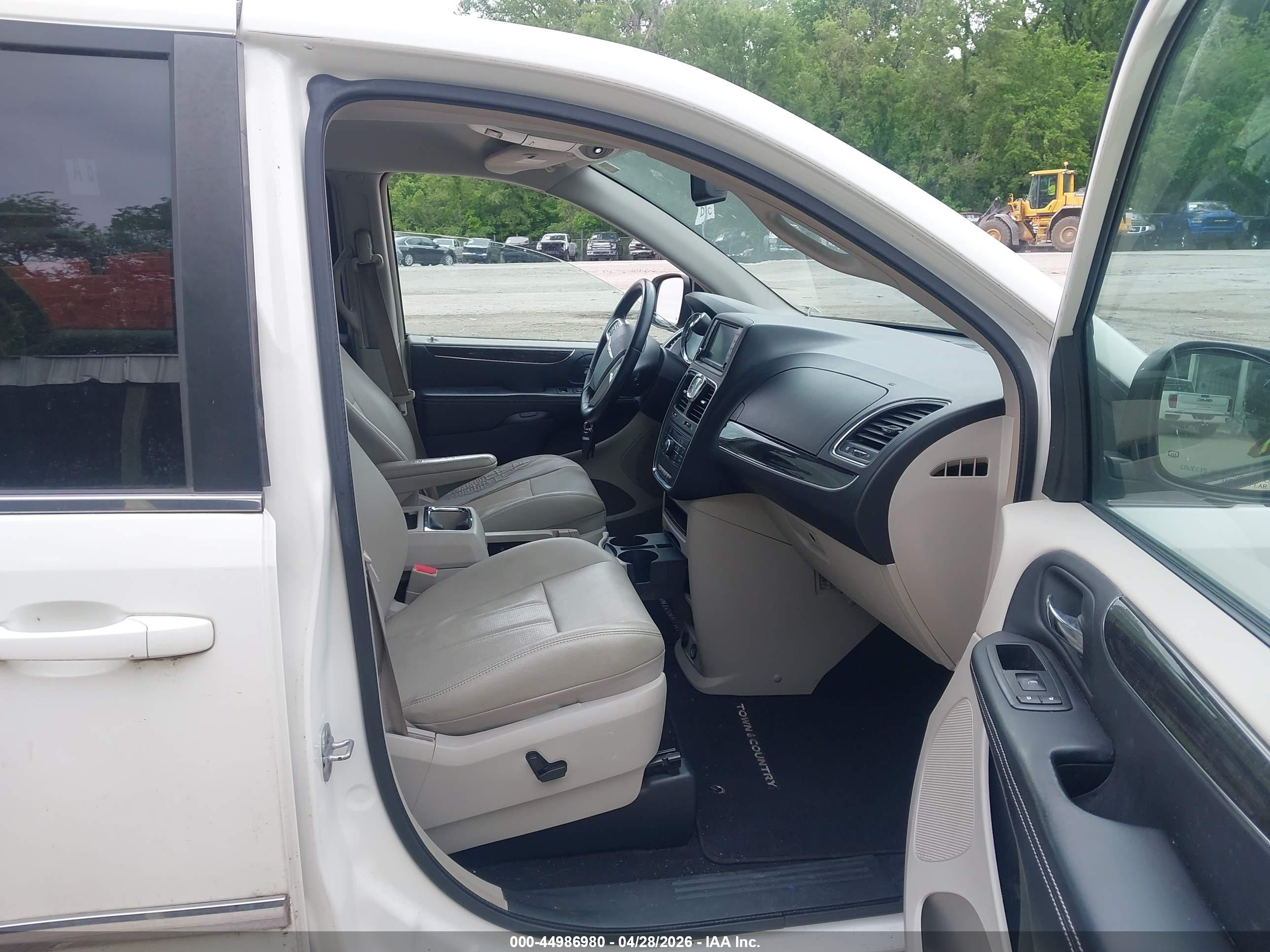 CHRYSLER TOWN image 5
