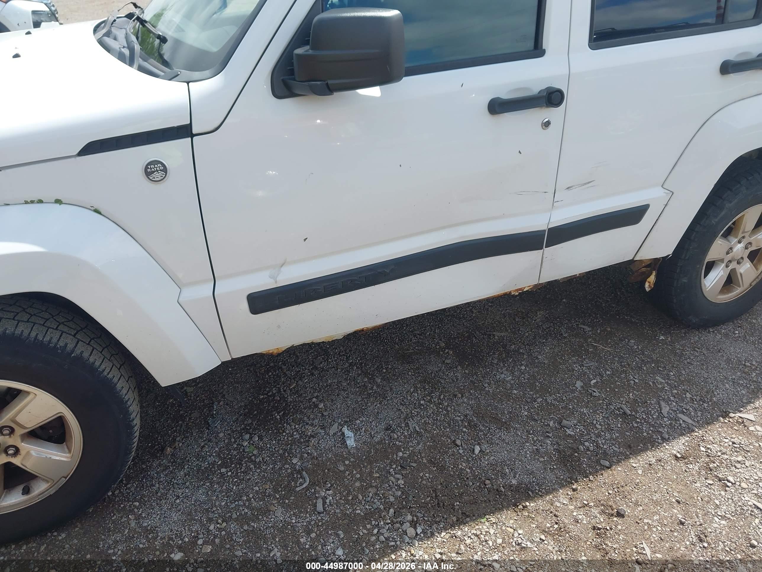 JEEP LIBERTY image 6