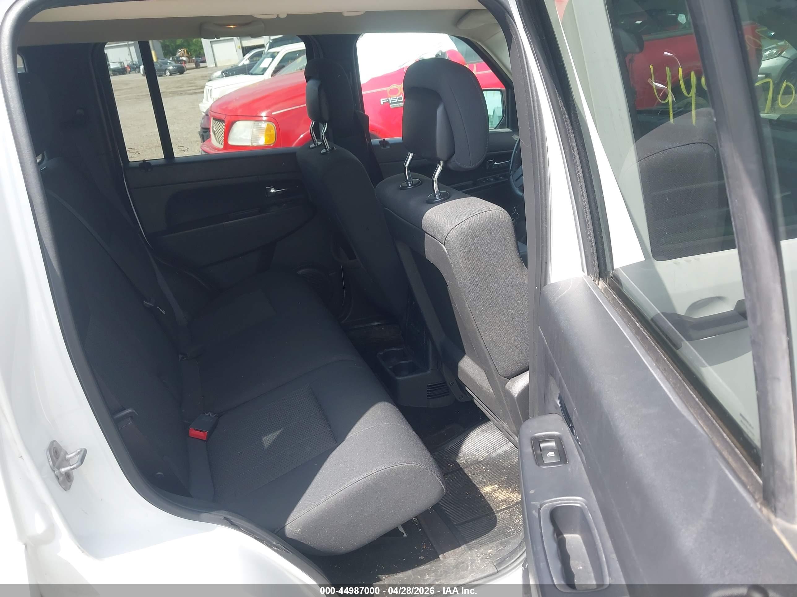 JEEP LIBERTY image 8