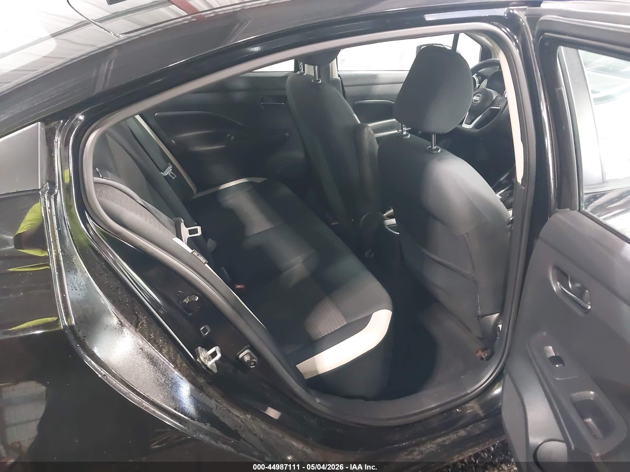 NISSAN VERSA image 8