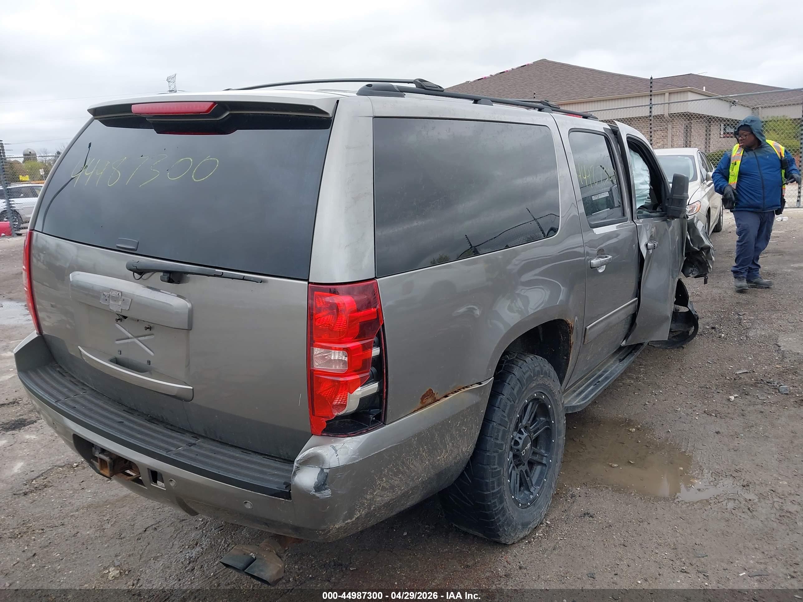 CHEVROLET SUBURBAN image 4