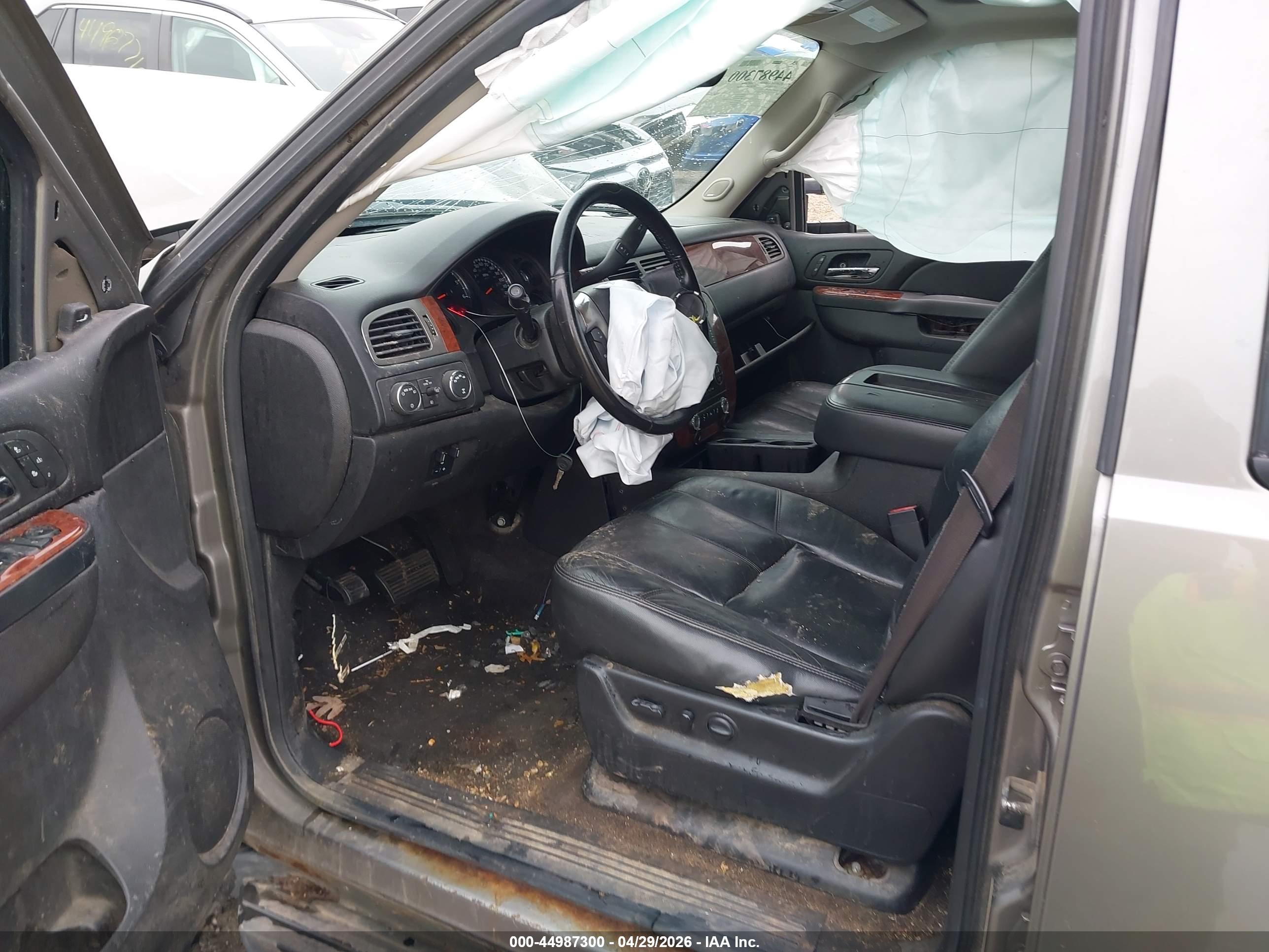 CHEVROLET SUBURBAN image 5