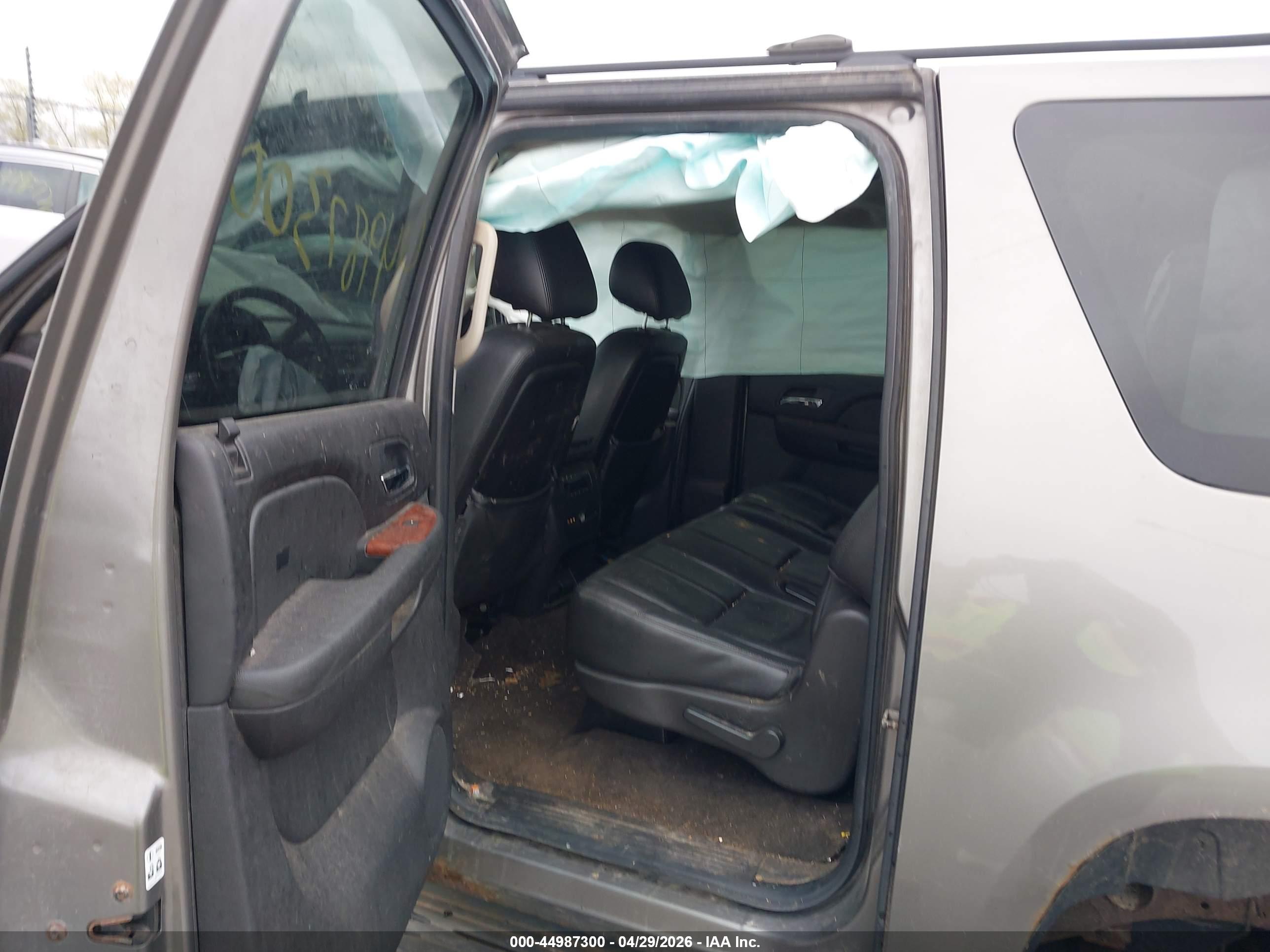 CHEVROLET SUBURBAN image 8