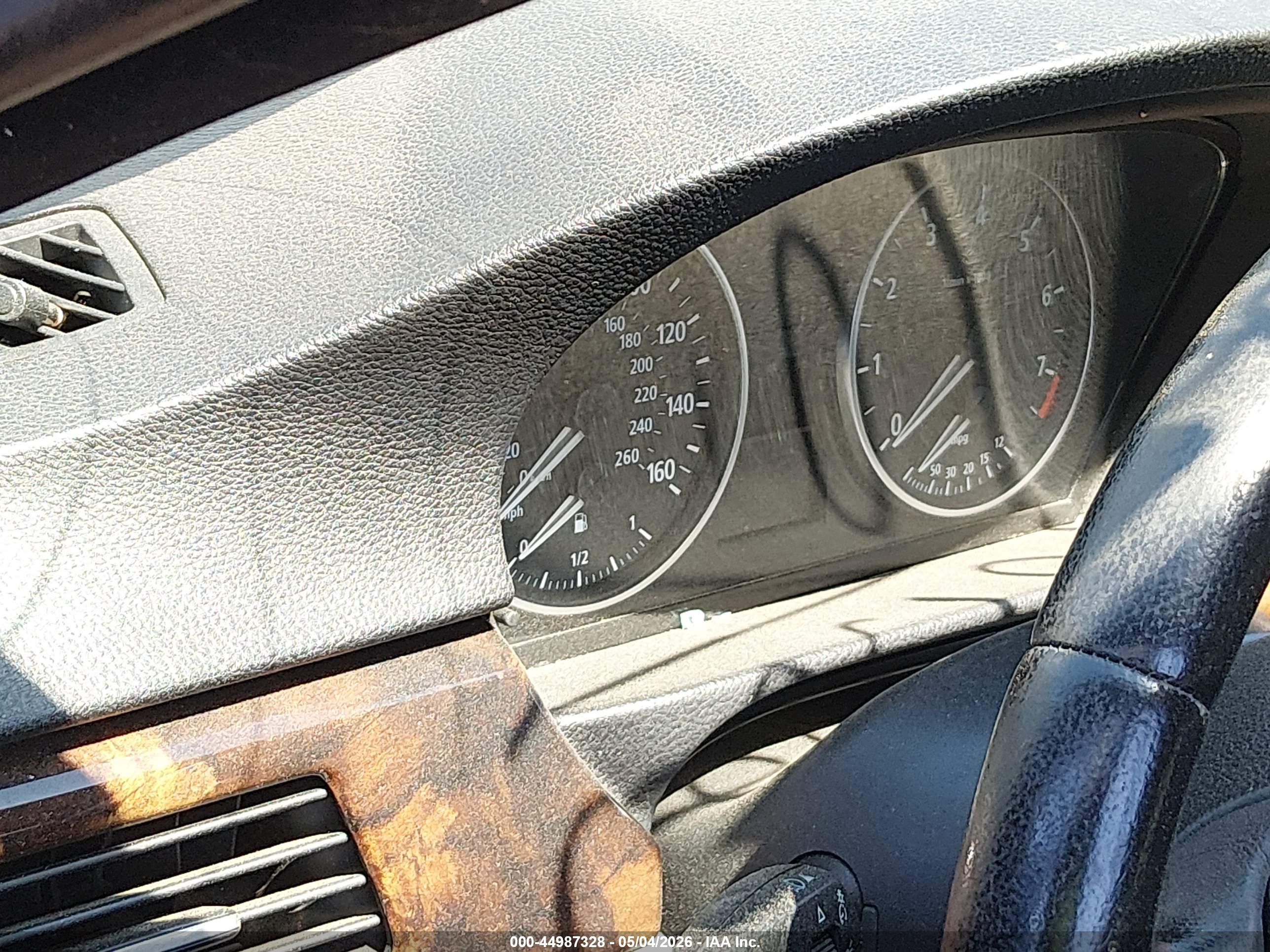 BMW 325XI image 7