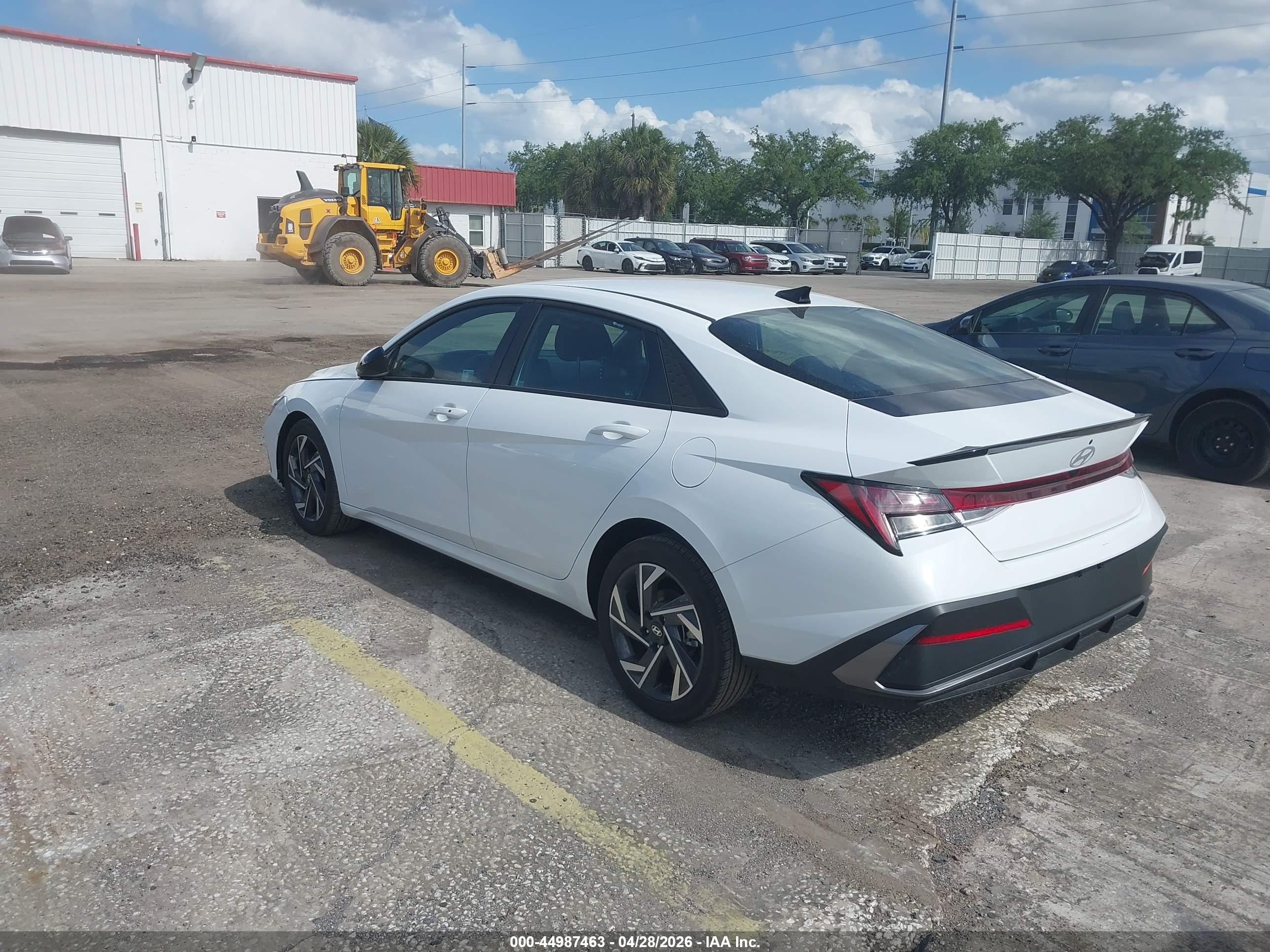 HYUNDAI ELANTRA image 3