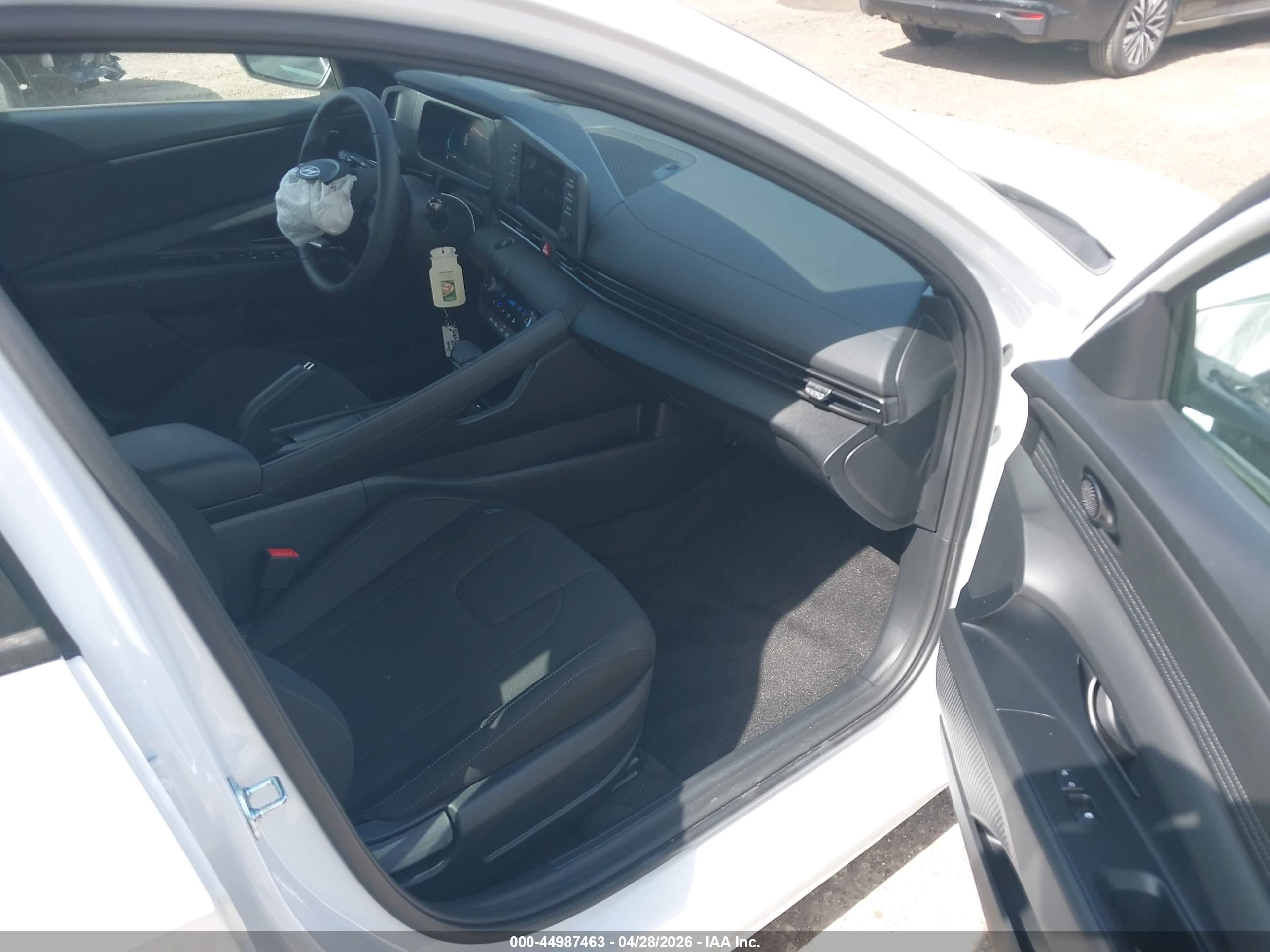 HYUNDAI ELANTRA image 5