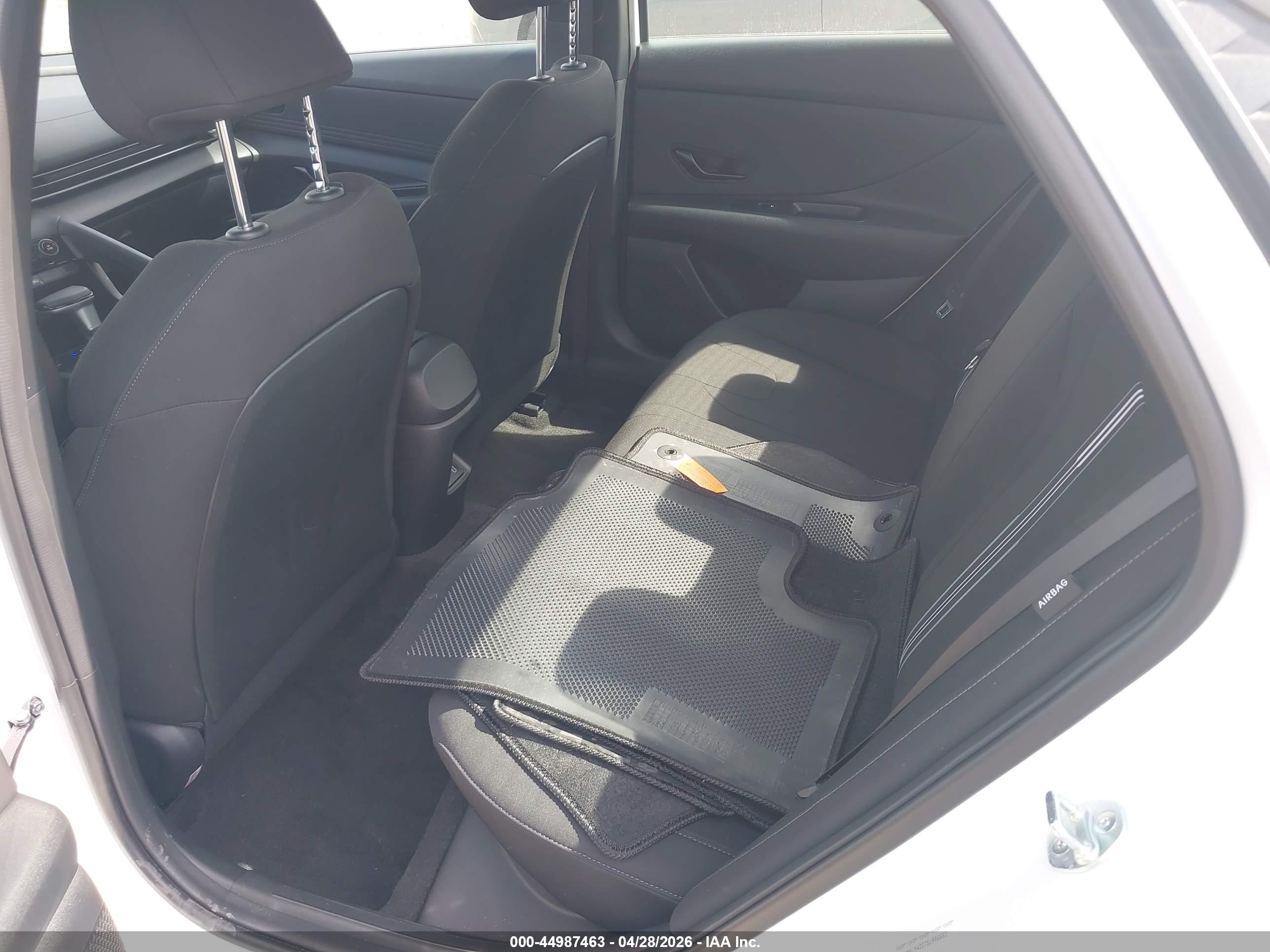 HYUNDAI ELANTRA image 8