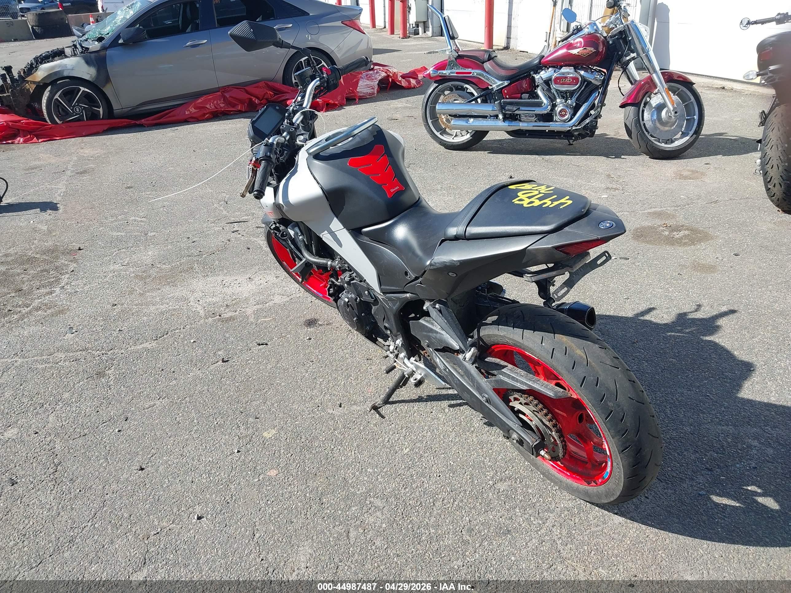 YAMAHA MT-03 image 3