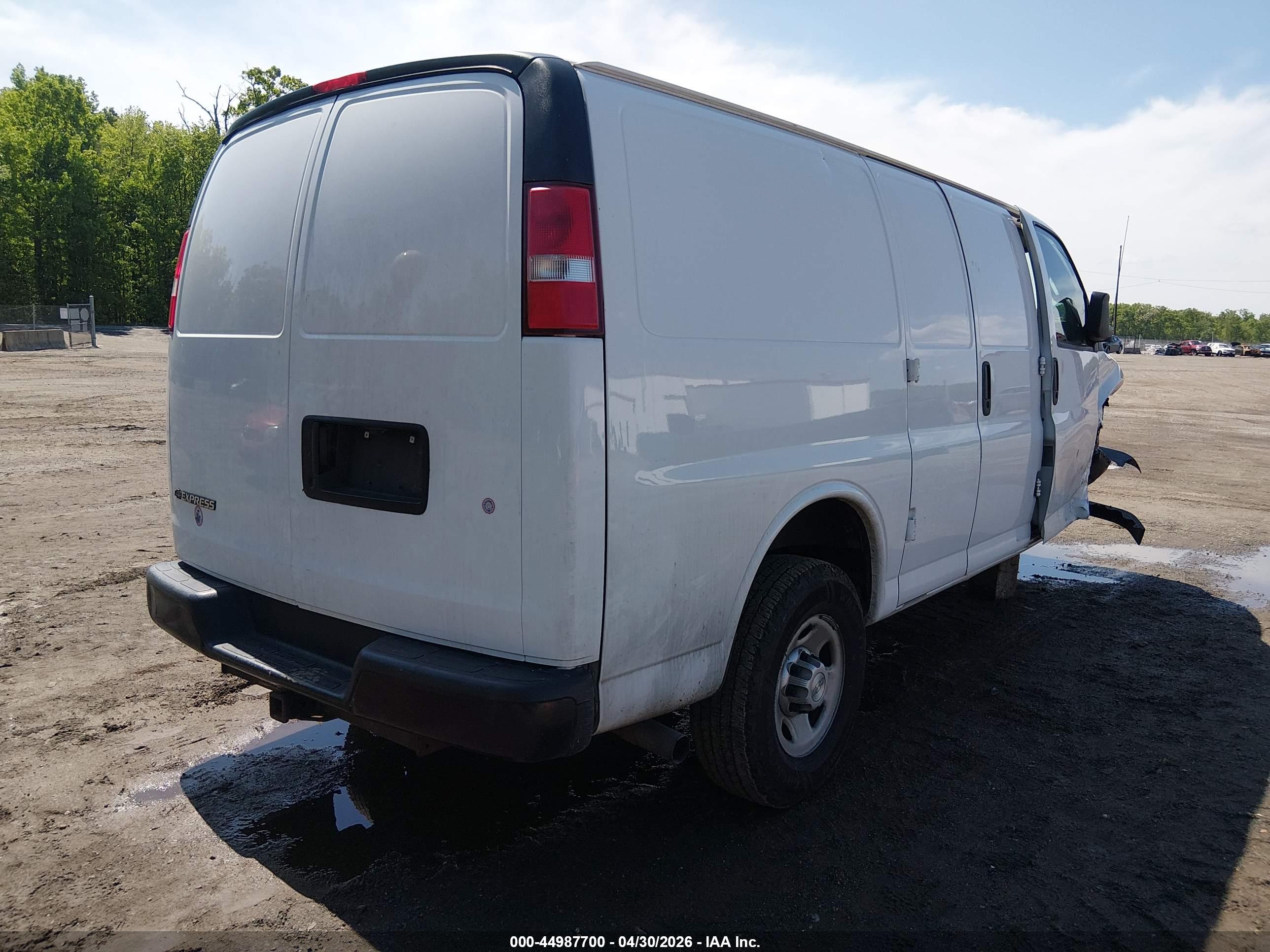 CHEVROLET EXPRESS image 4