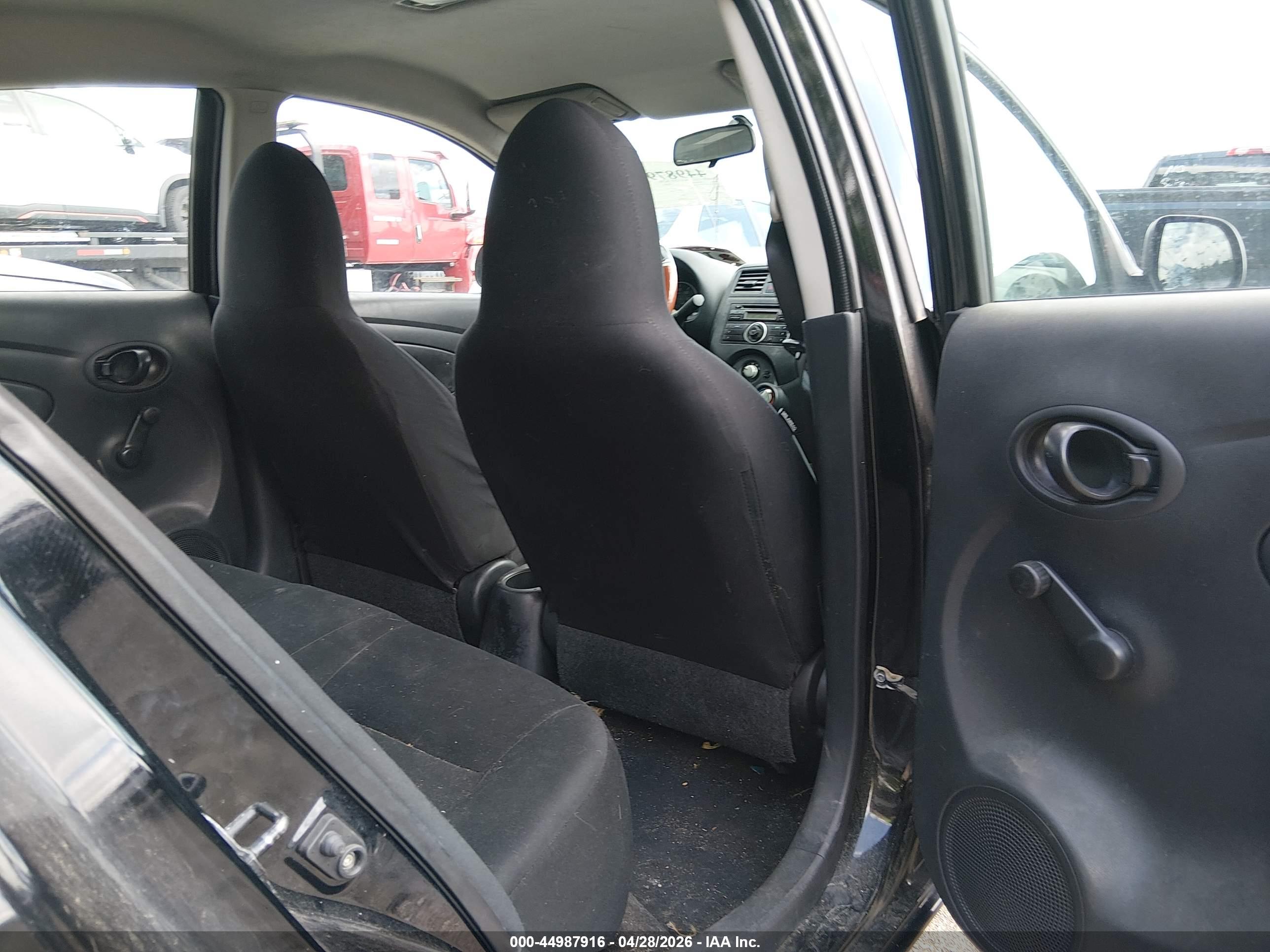 NISSAN VERSA image 8