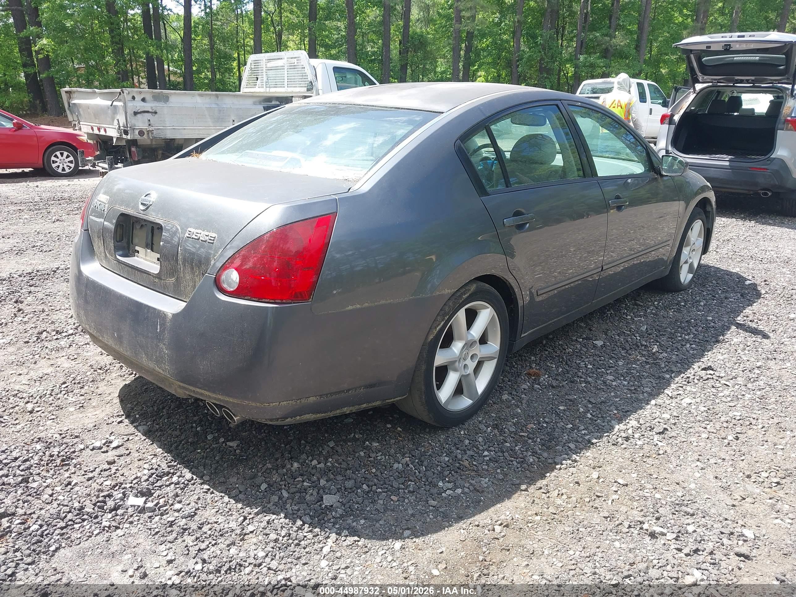 NISSAN MAXIMA image 4