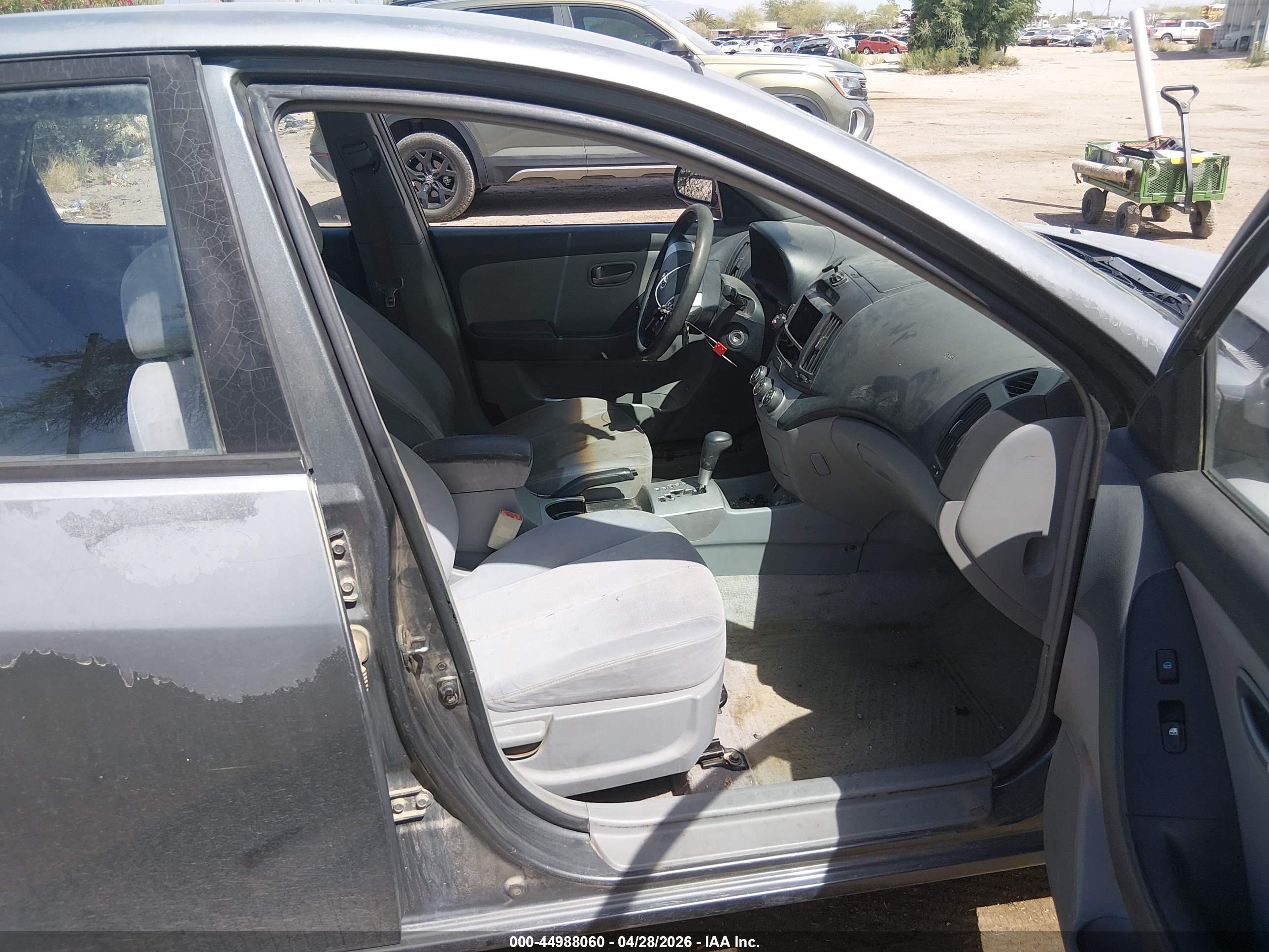 HYUNDAI ELANTRA image 5