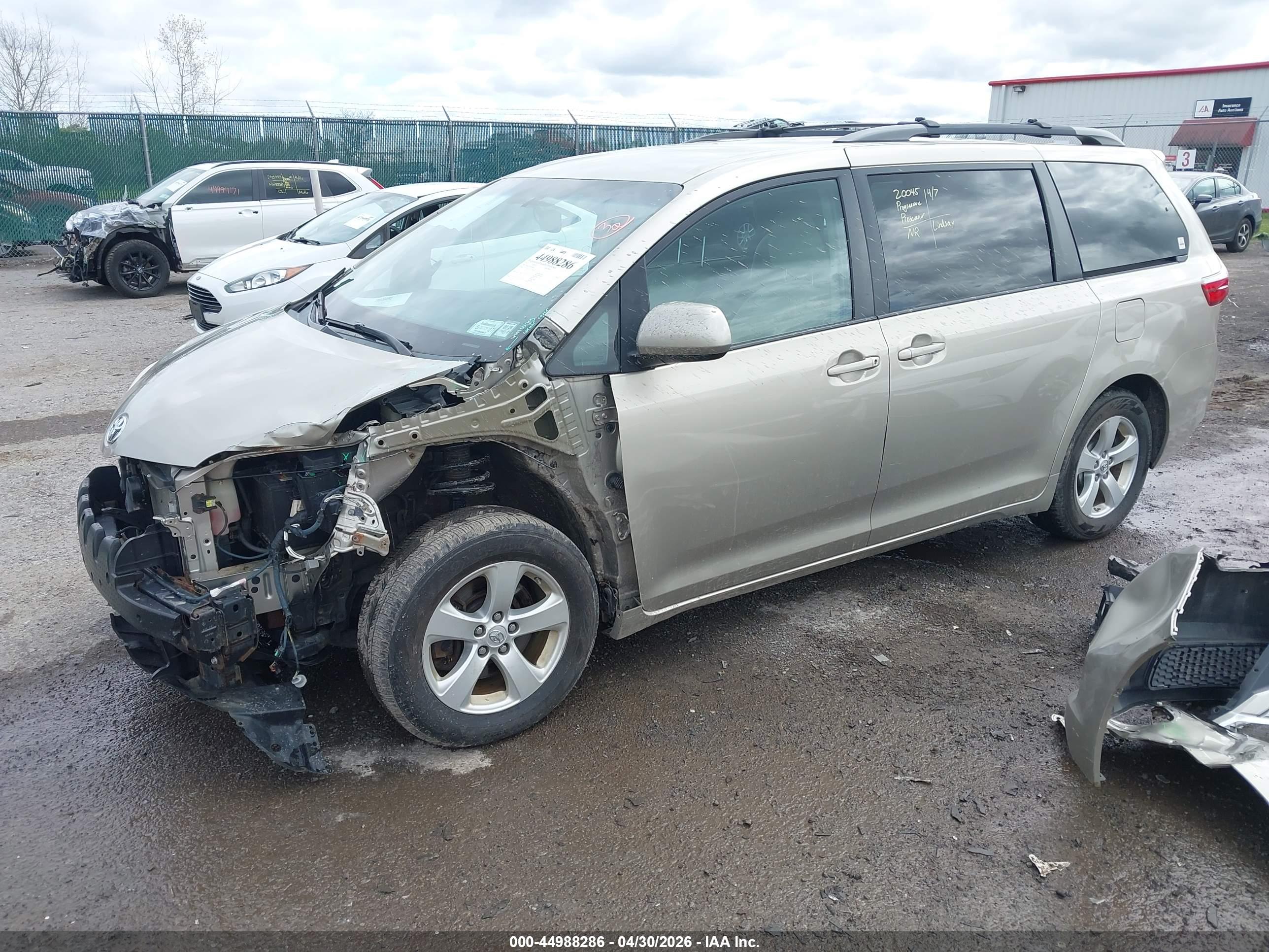 TOYOTA SIENNA image 2
