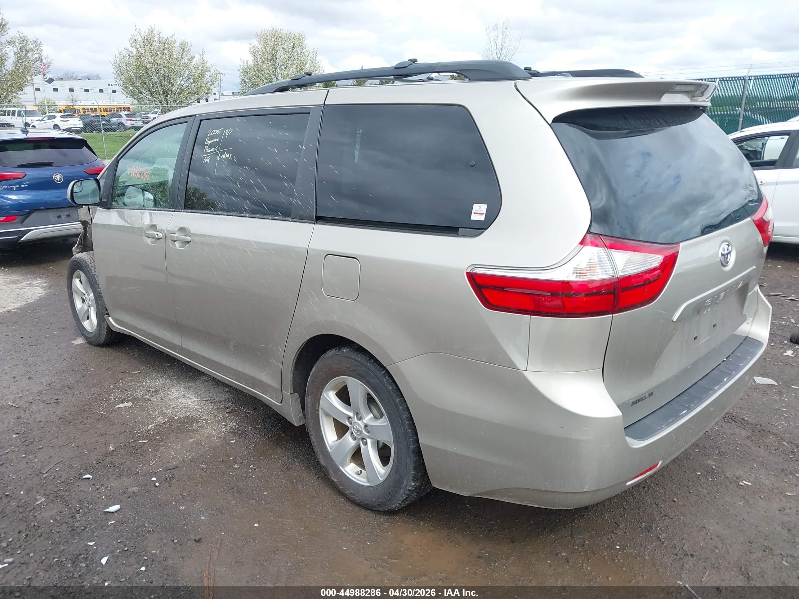 TOYOTA SIENNA image 3