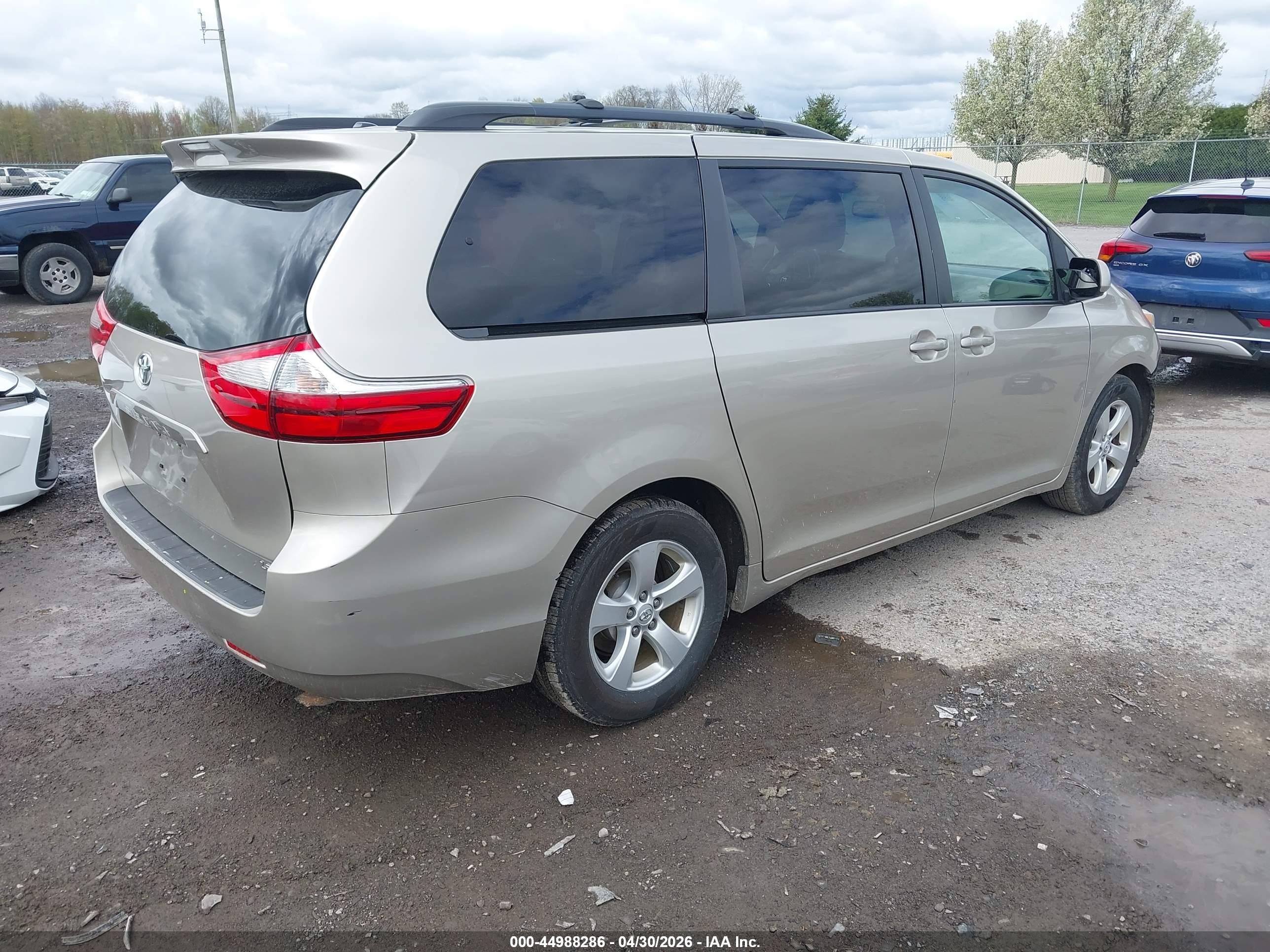 TOYOTA SIENNA image 4