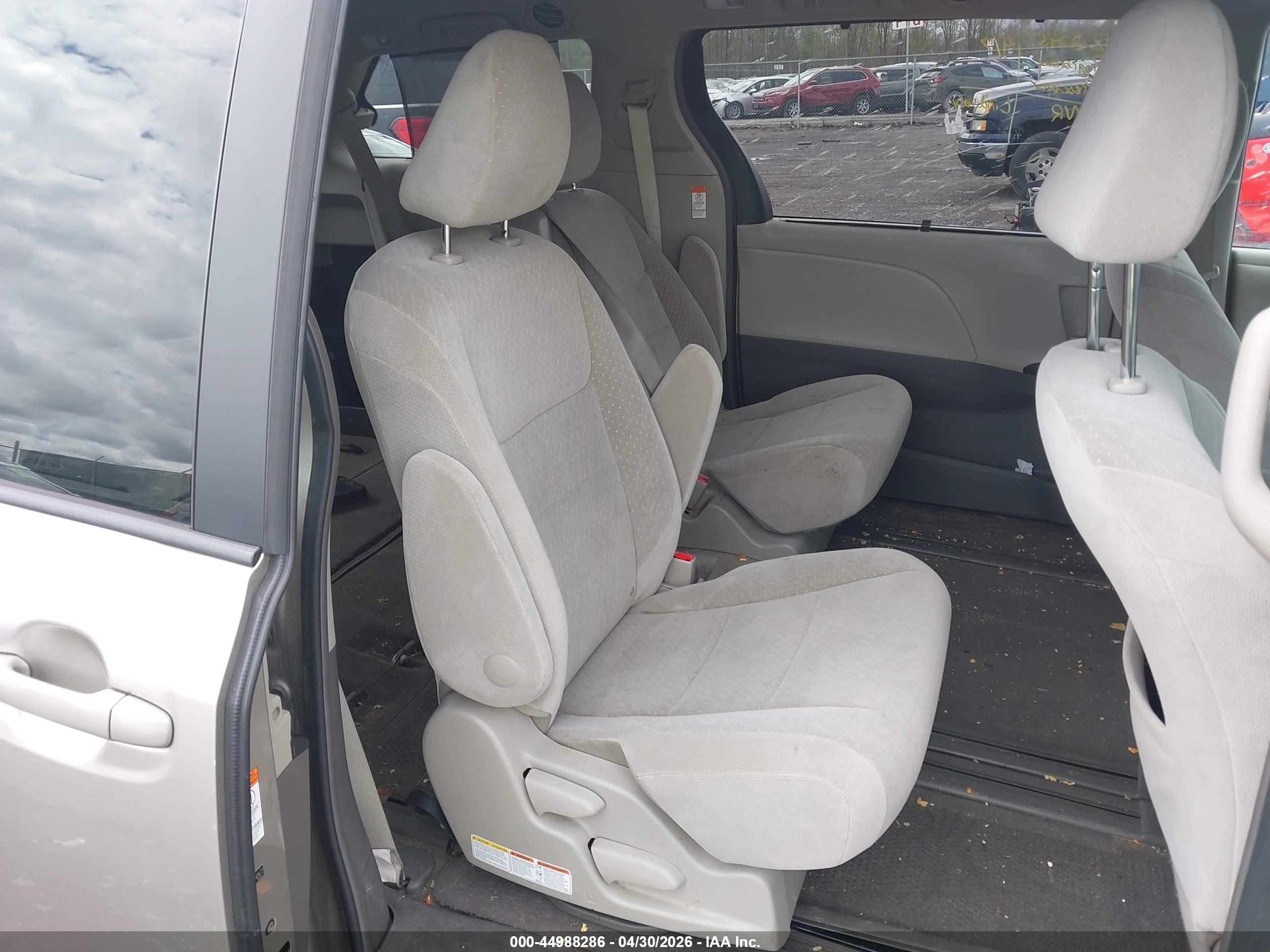 TOYOTA SIENNA image 8