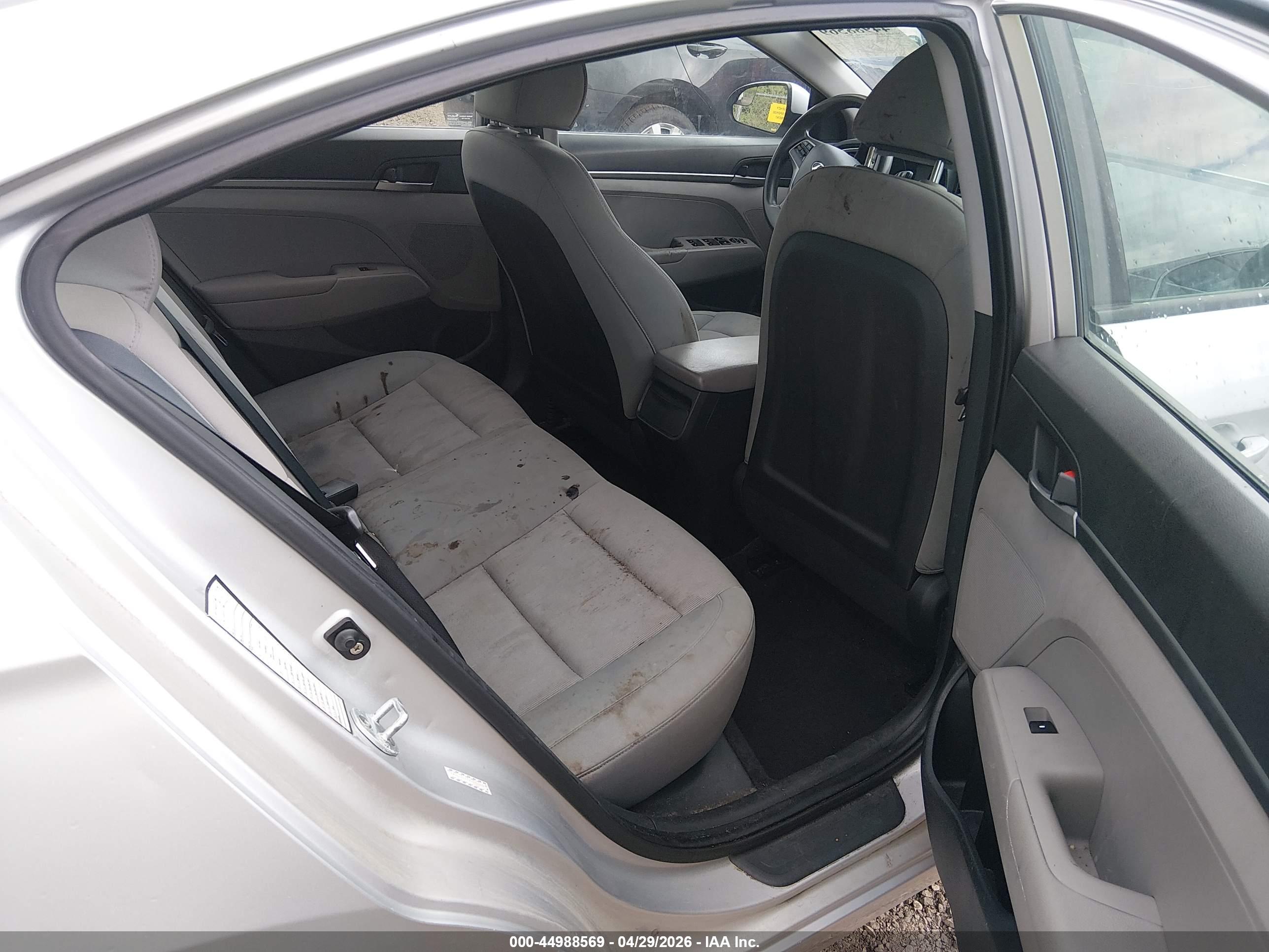 HYUNDAI ELANTRA image 8