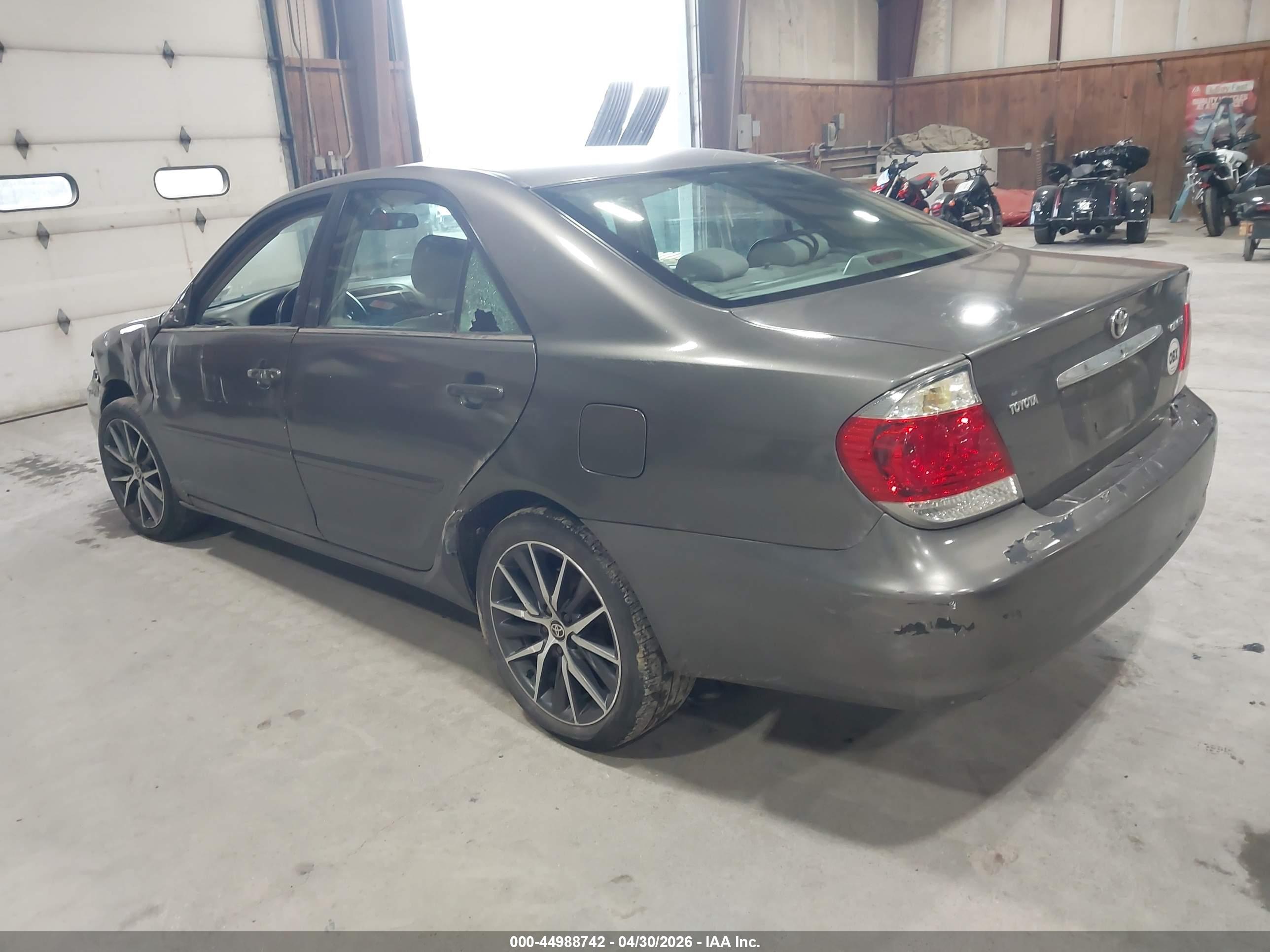 TOYOTA CAMRY image 3