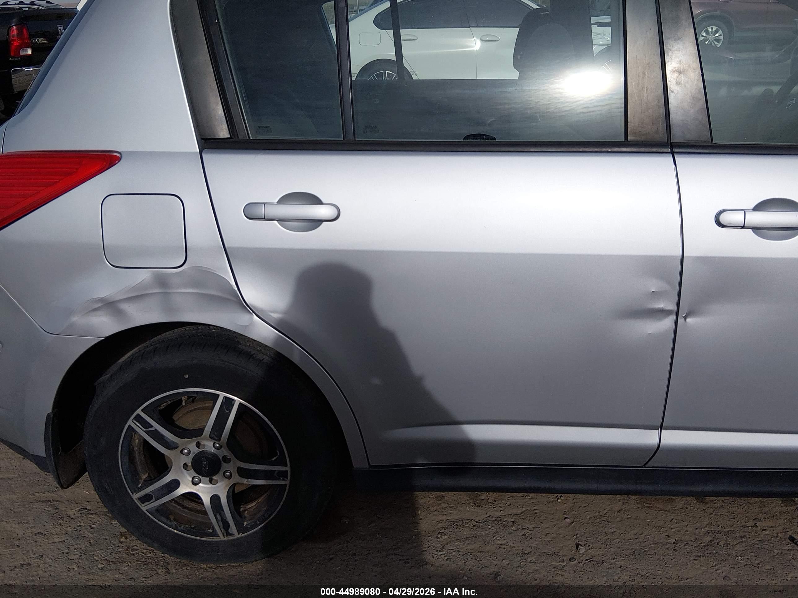 NISSAN VERSA image 6
