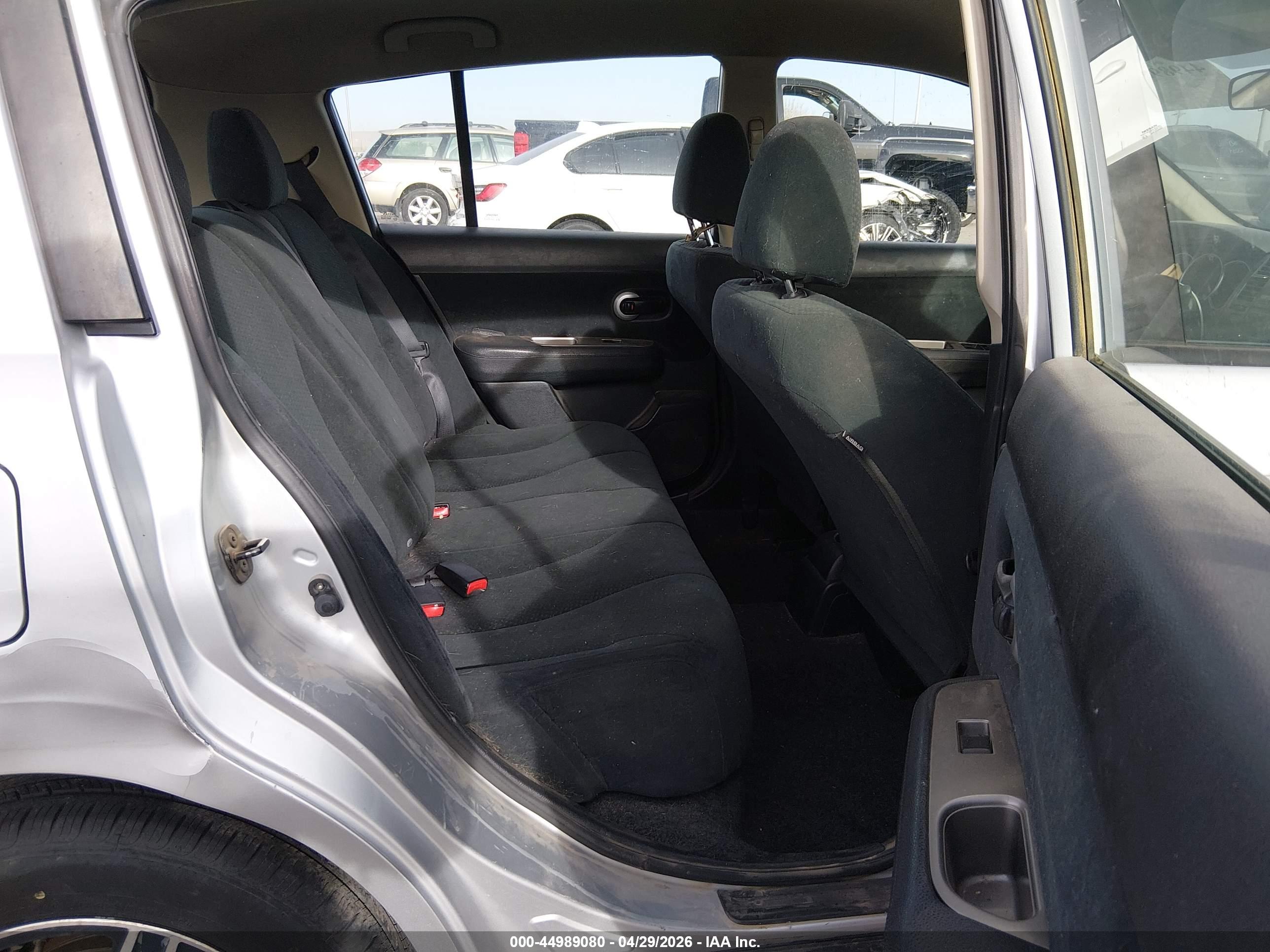 NISSAN VERSA image 8