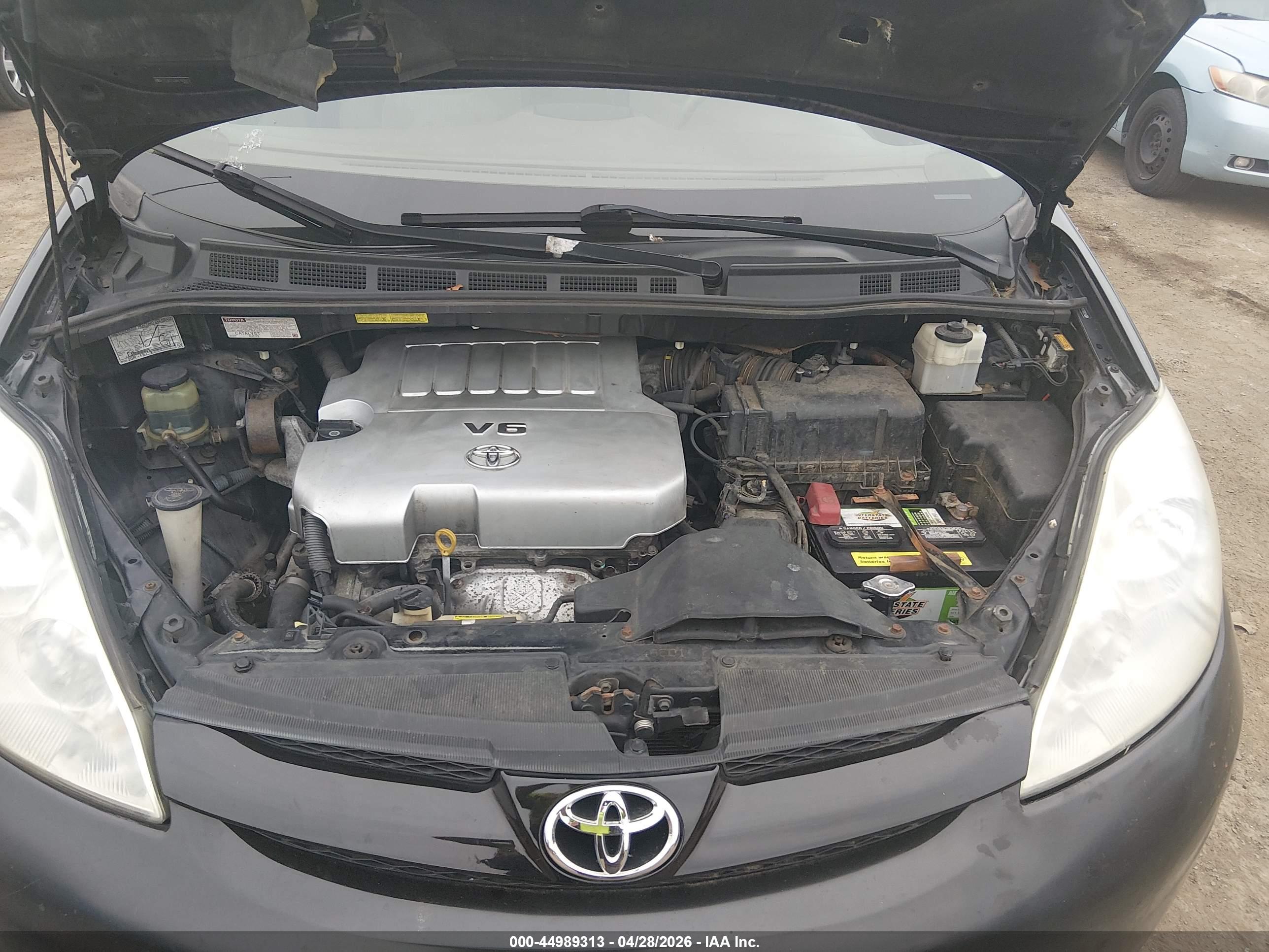TOYOTA SIENNA image 10