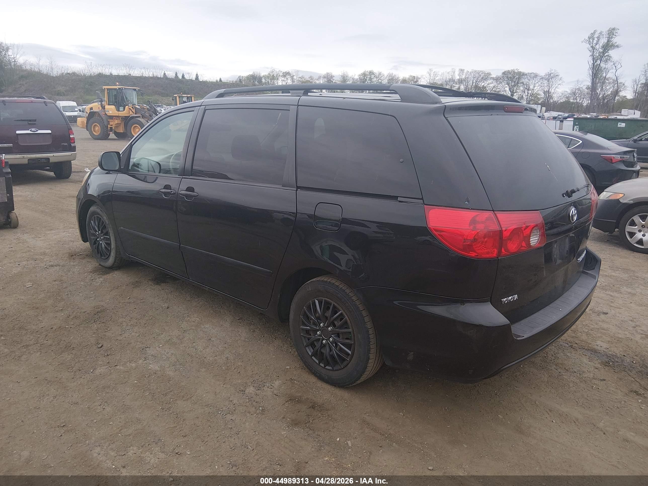 TOYOTA SIENNA image 3