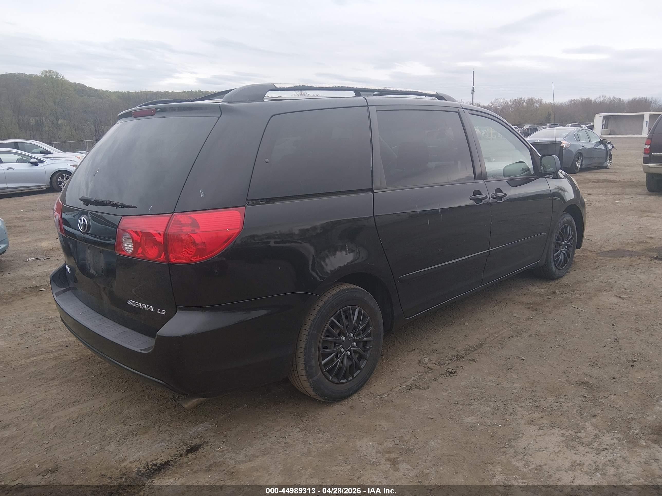 TOYOTA SIENNA image 4