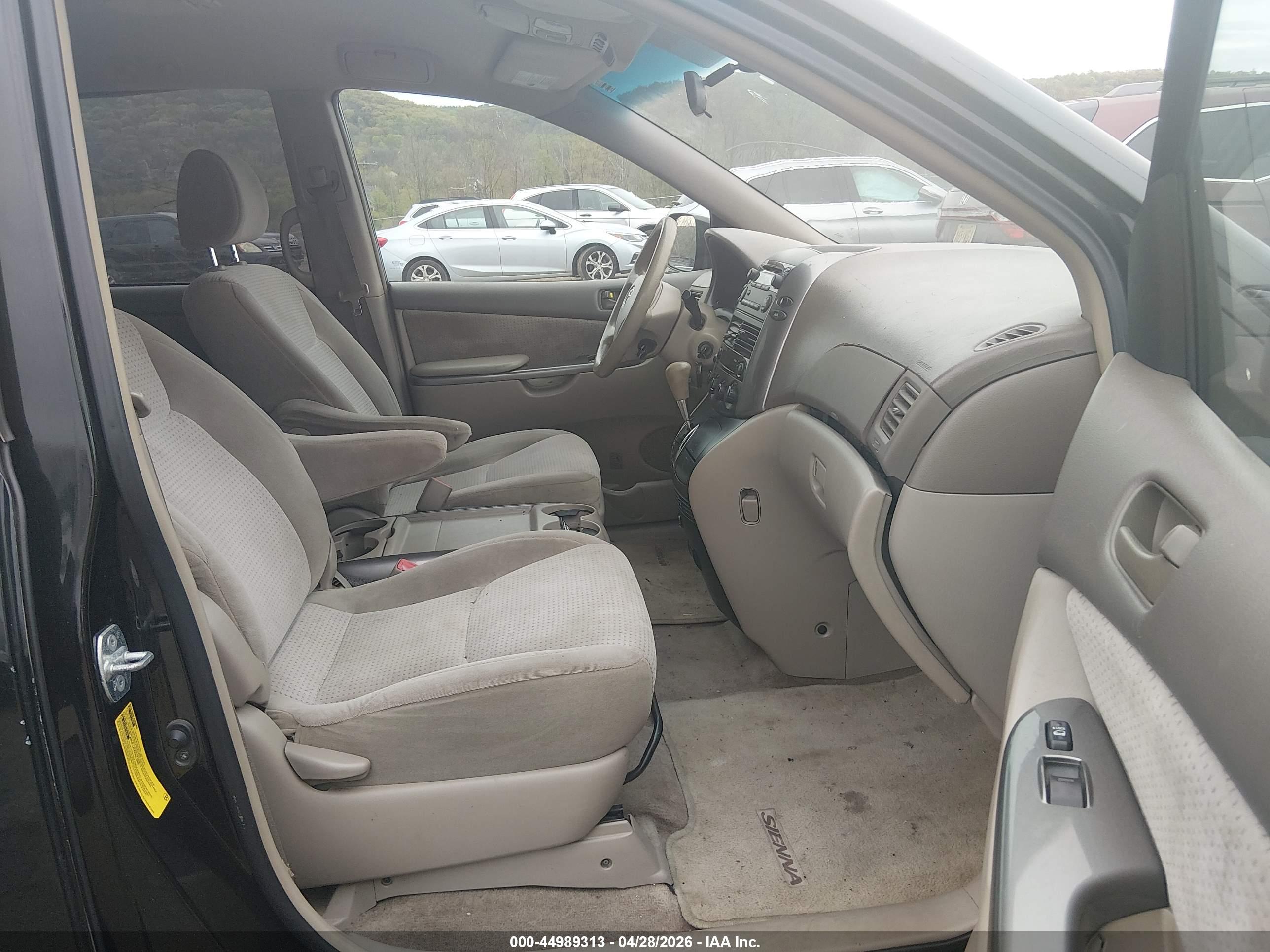 TOYOTA SIENNA image 5