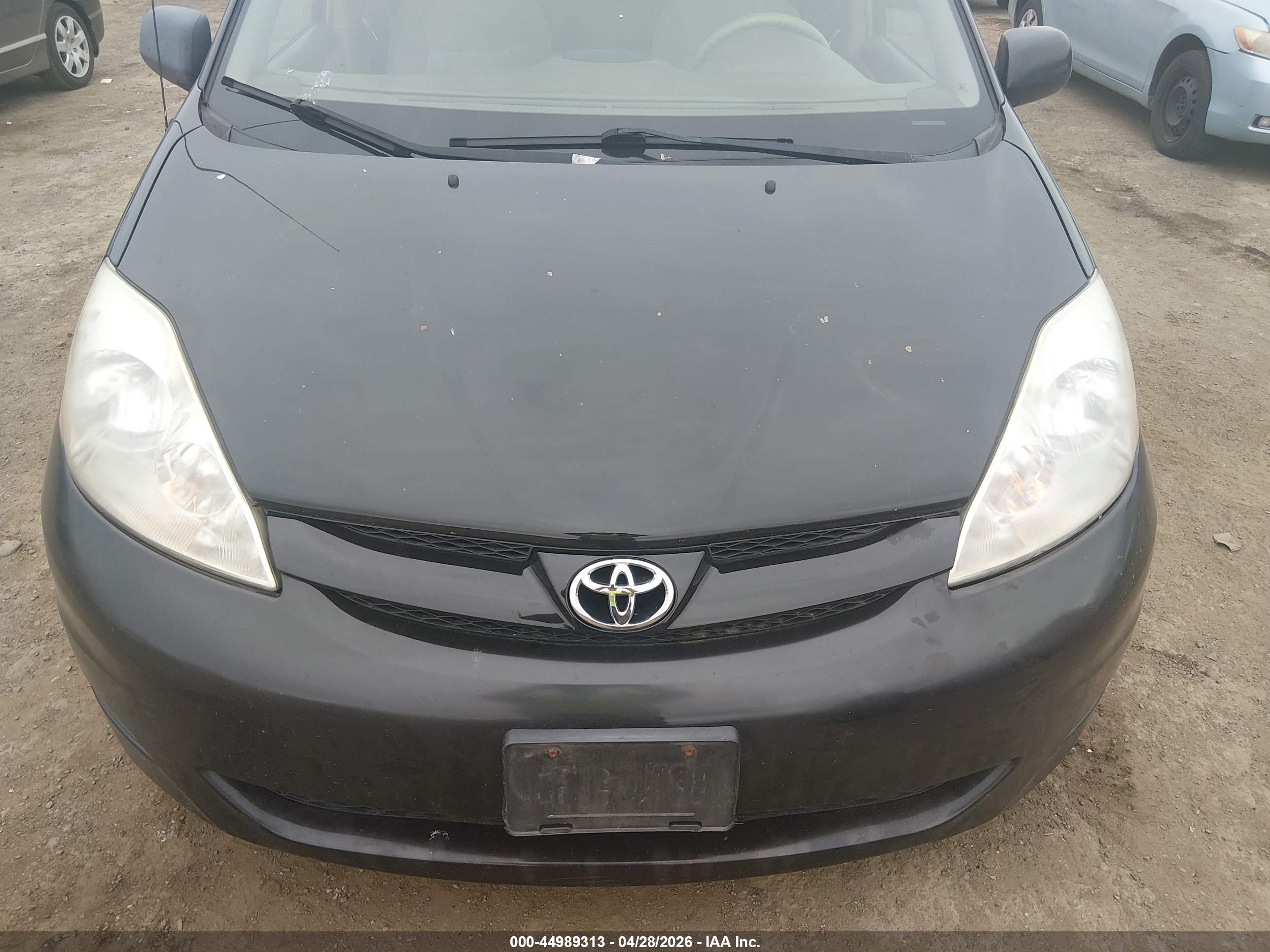 TOYOTA SIENNA image 6